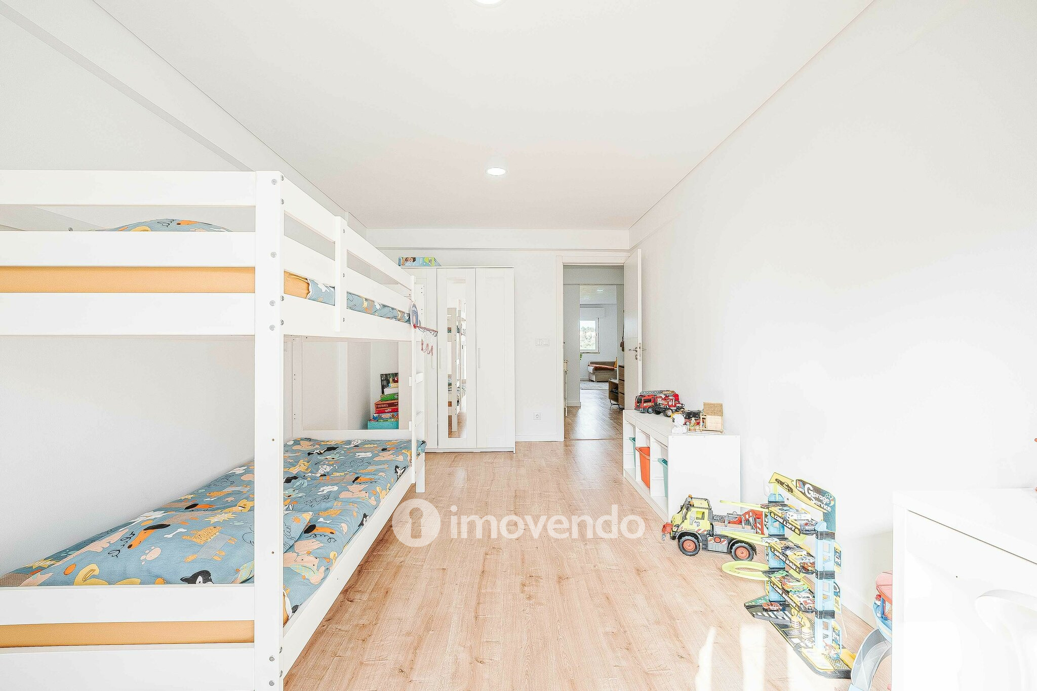 Apartamento T2 totalmente remodelado, com cozinha equipada, em Belas
