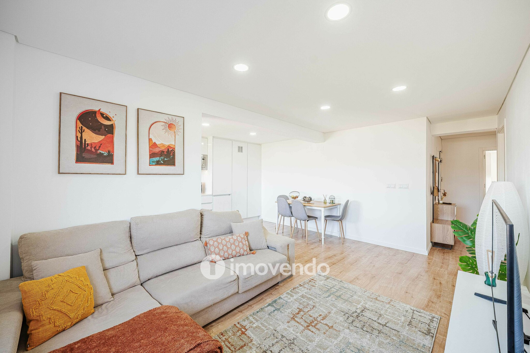 Apartamento T2 totalmente remodelado, com cozinha equipada, em Belas