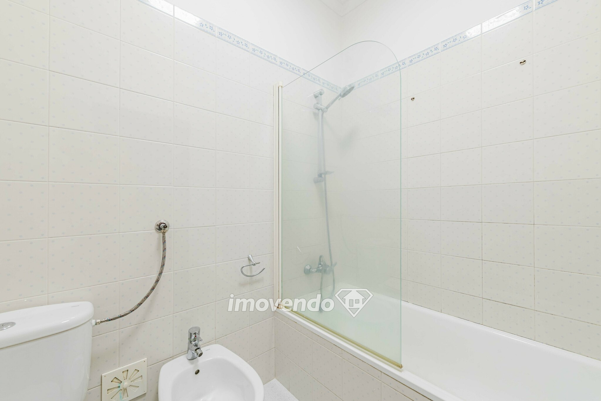 Apartamento T3, com áreas amplas e arrecadação, em Queluz de Baixo