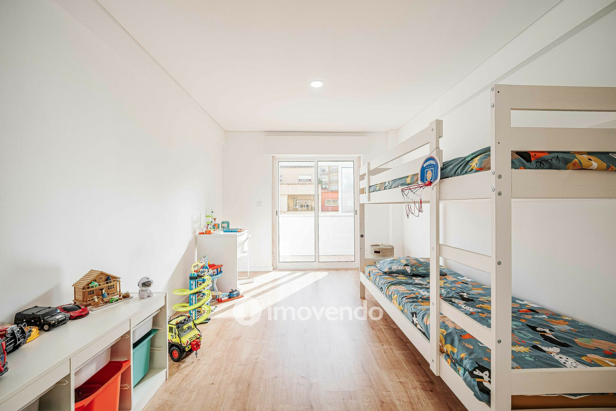 Apartamento T2 totalmente remodelado, com cozinha equipada, em Belas