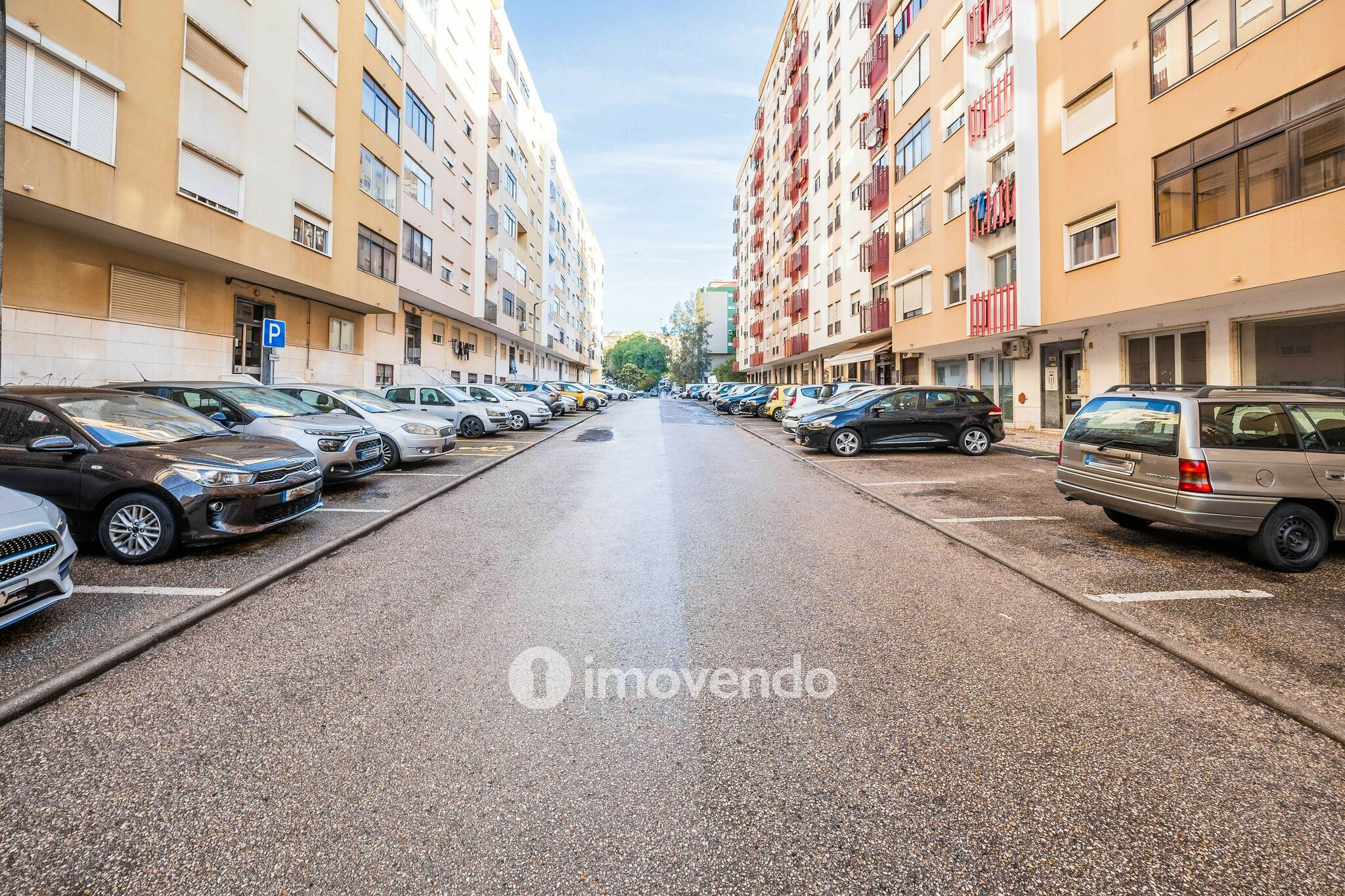 Apartamento T2 totalmente remodelado, com cozinha equipada, em Belas