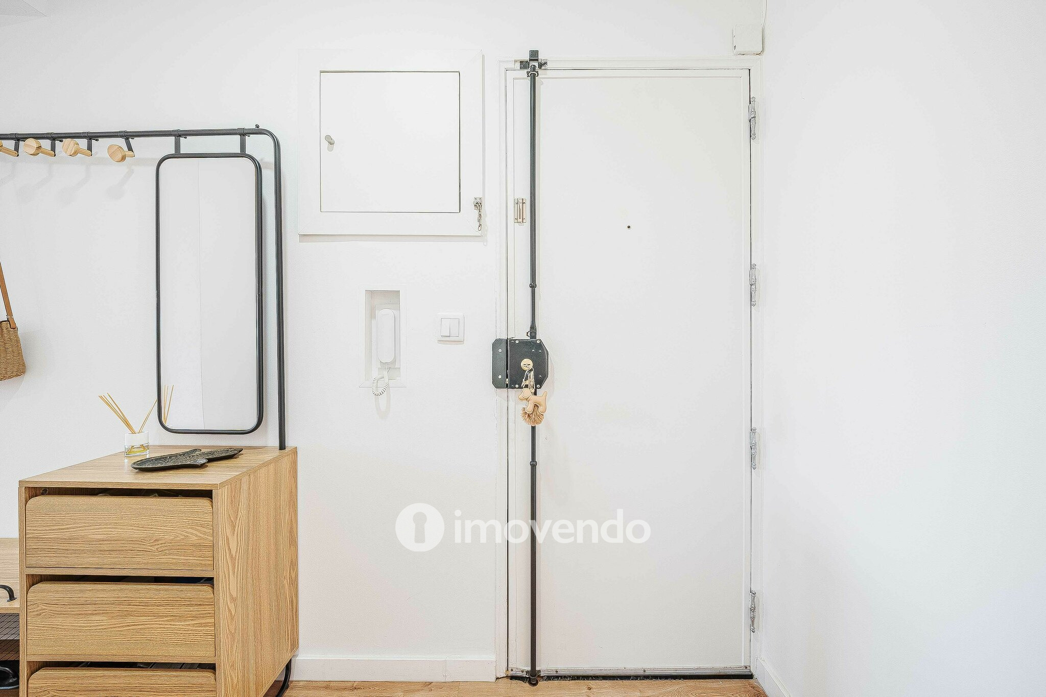Apartamento T2 totalmente remodelado, com cozinha equipada, em Belas
