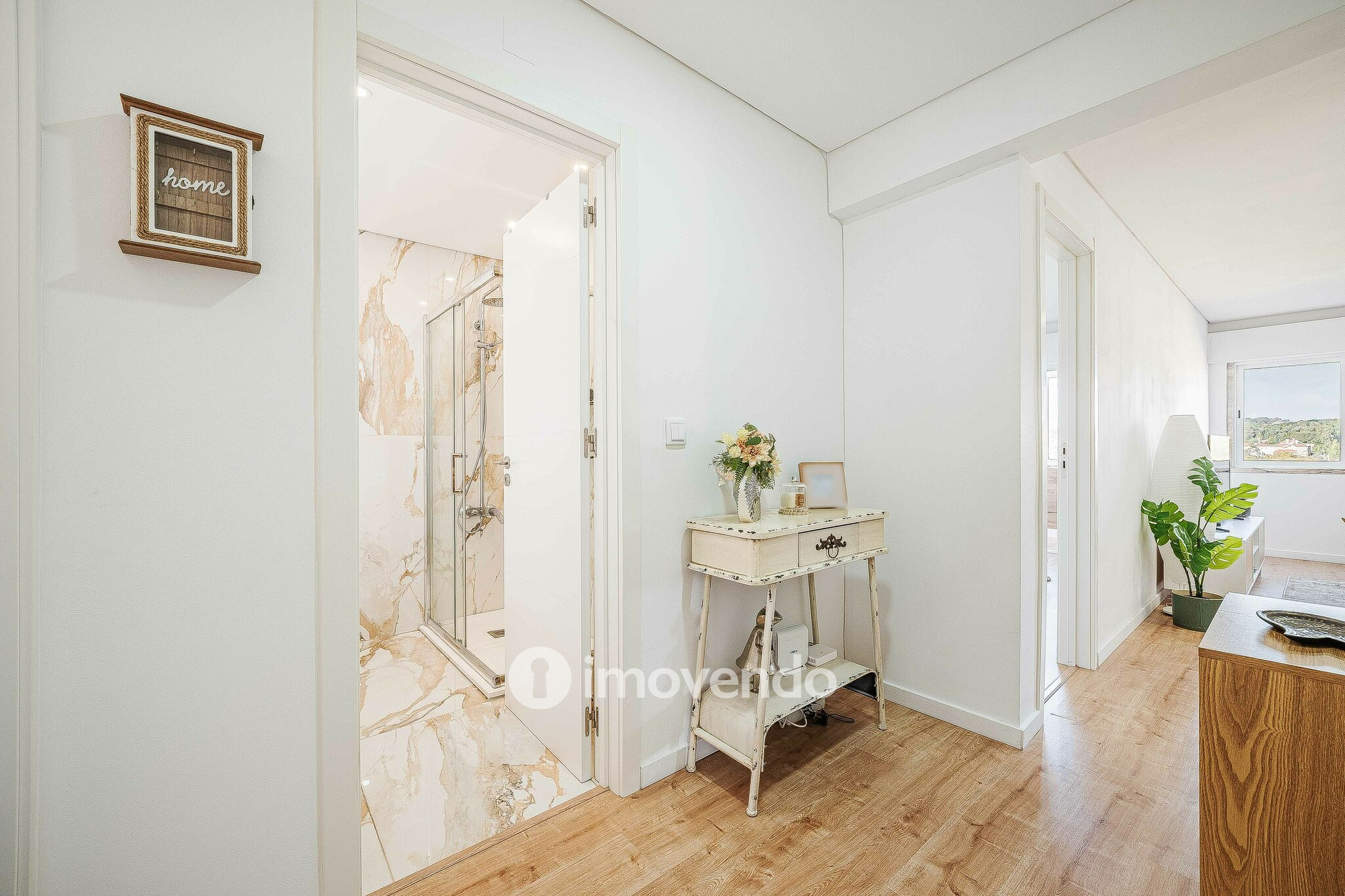 Apartamento T2 totalmente remodelado, com cozinha equipada, em Belas