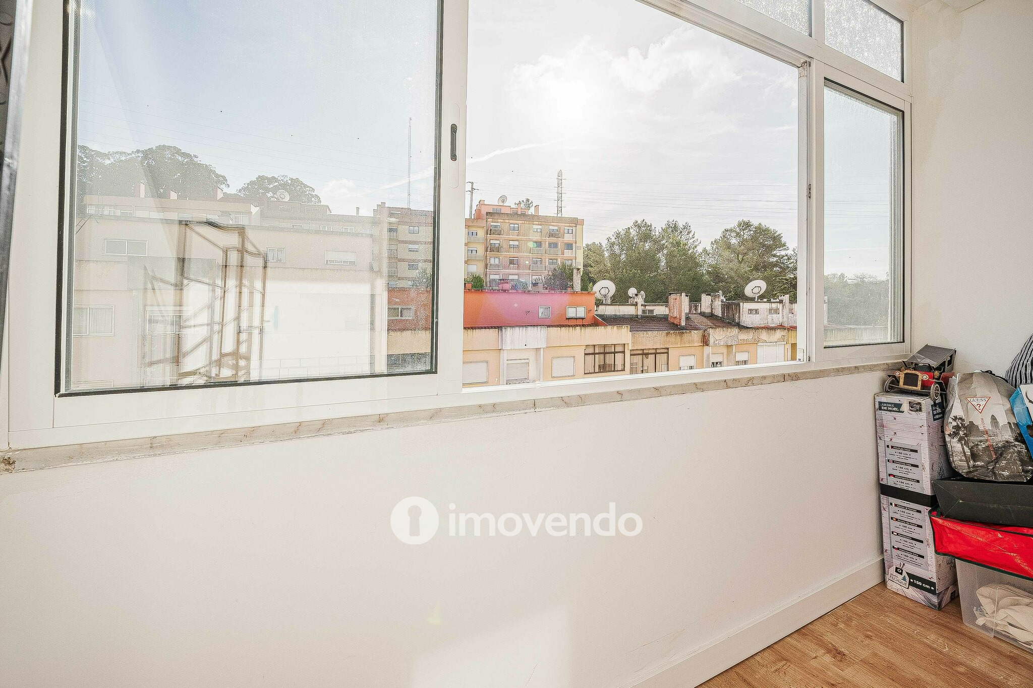 Apartamento T2 totalmente remodelado, com cozinha equipada, em Belas