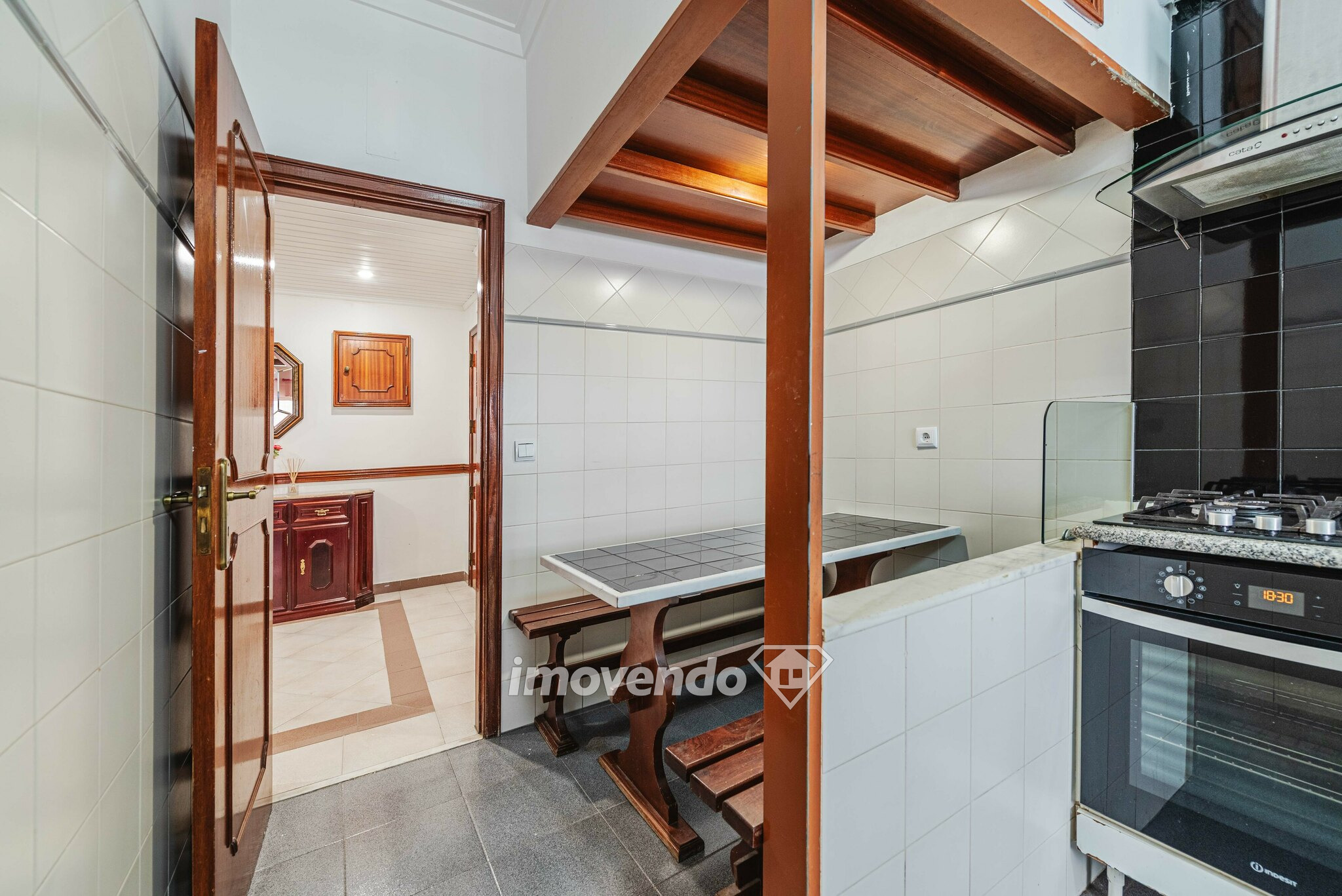 Apartamento T3, com áreas amplas e arrecadação, em Queluz de Baixo