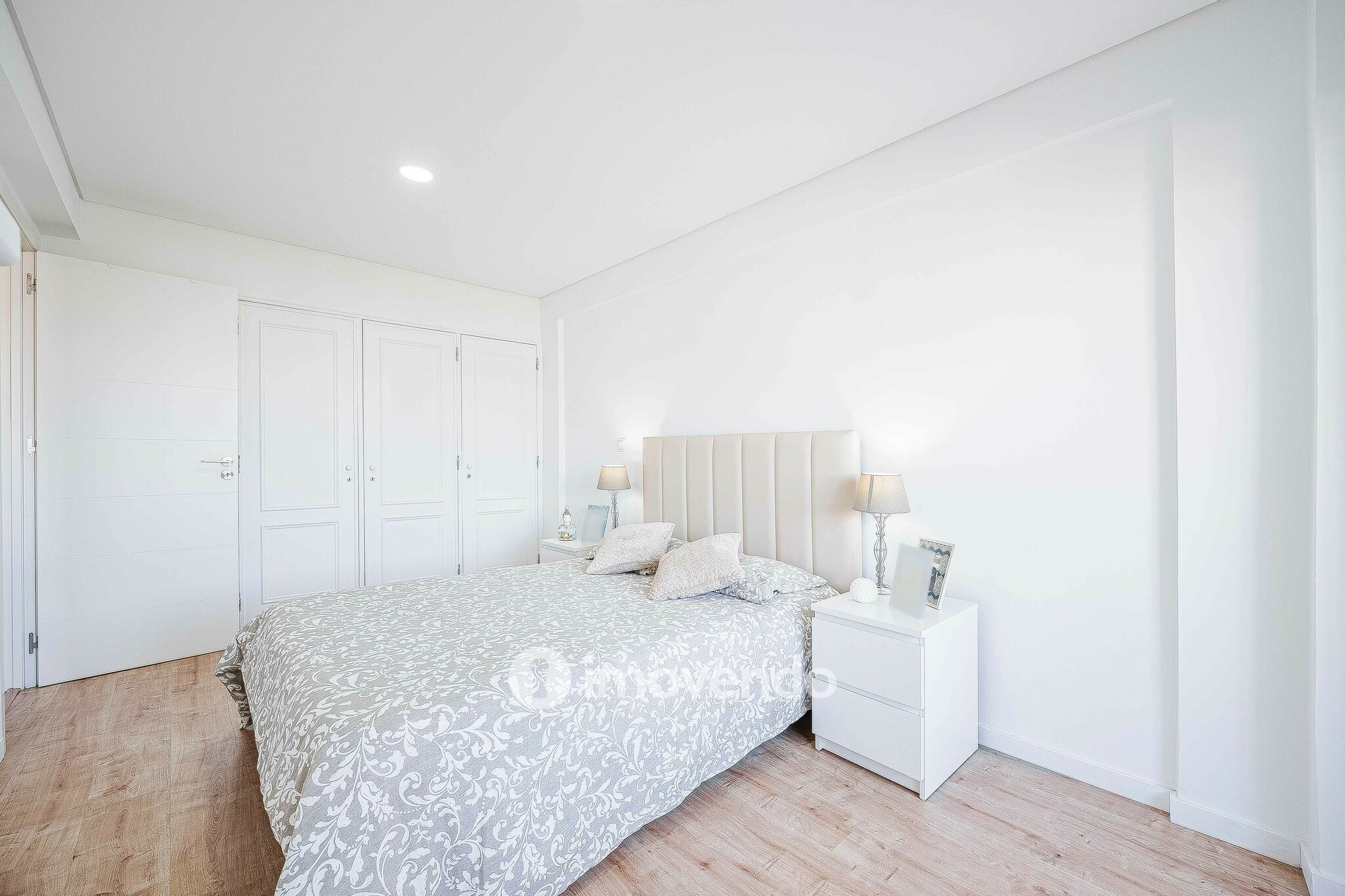 Apartamento T2 totalmente remodelado, com cozinha equipada, em Belas