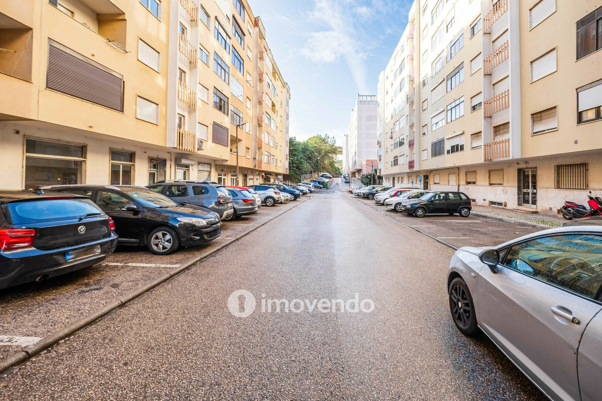 Apartamento T2 totalmente remodelado, com cozinha equipada, em Belas