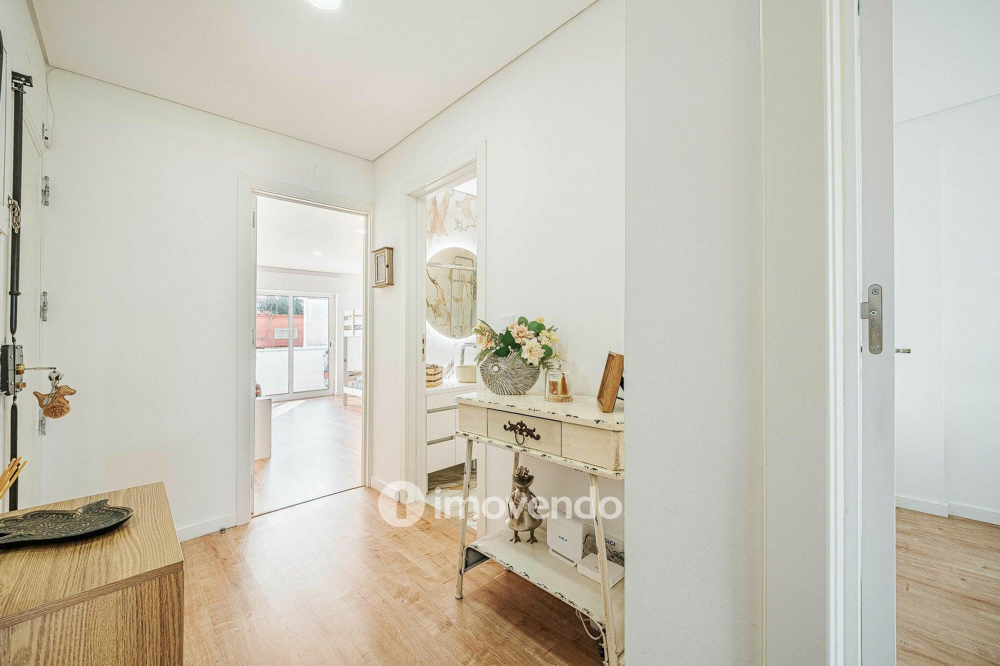 Apartamento T2 totalmente remodelado, com cozinha equipada, em Belas