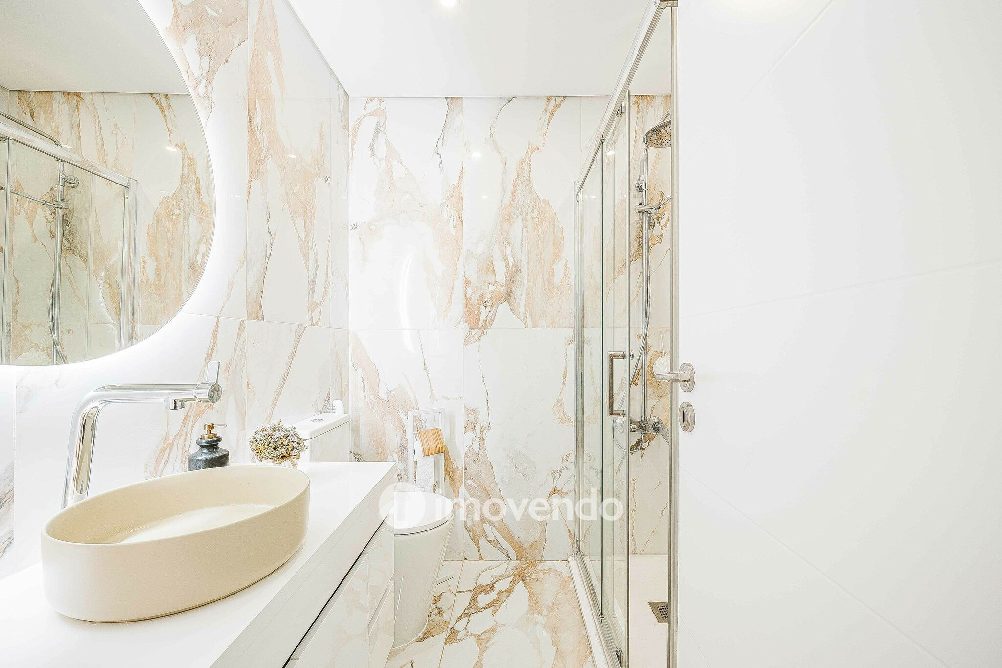 Apartamento T2 totalmente remodelado, com cozinha equipada, em Belas