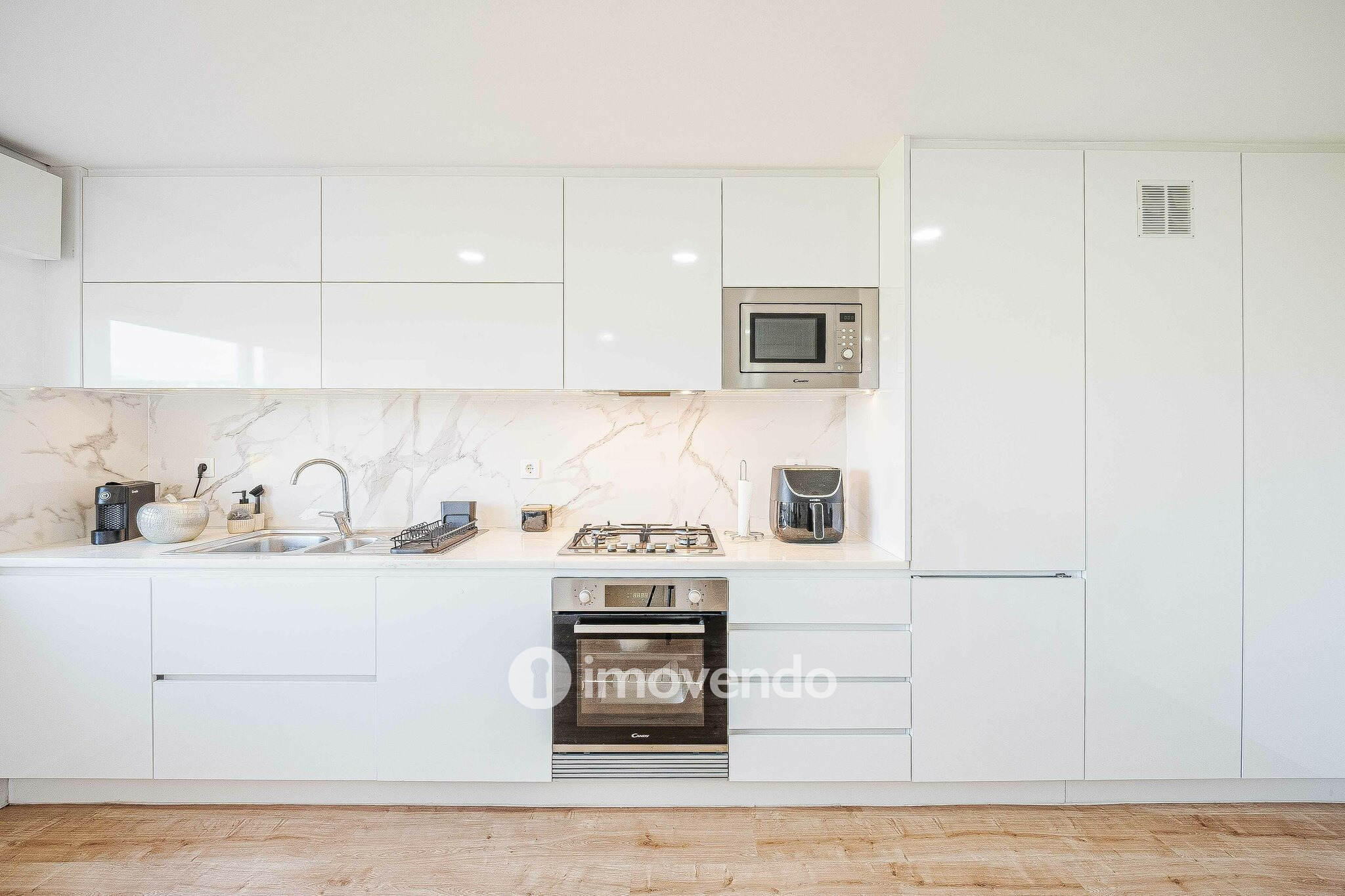 Apartamento T2 totalmente remodelado, com cozinha equipada, em Belas
