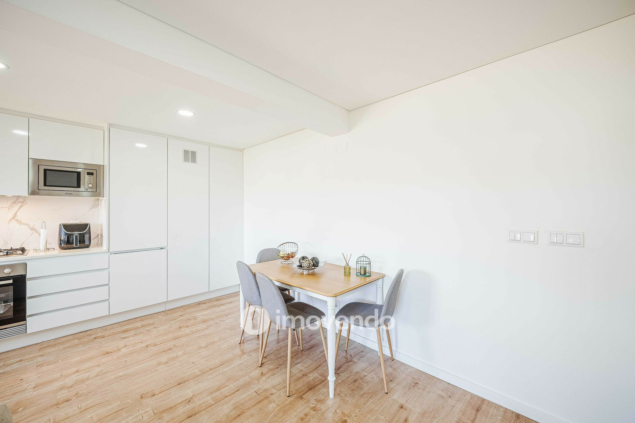 Apartamento T2 totalmente remodelado, com cozinha equipada, em Belas