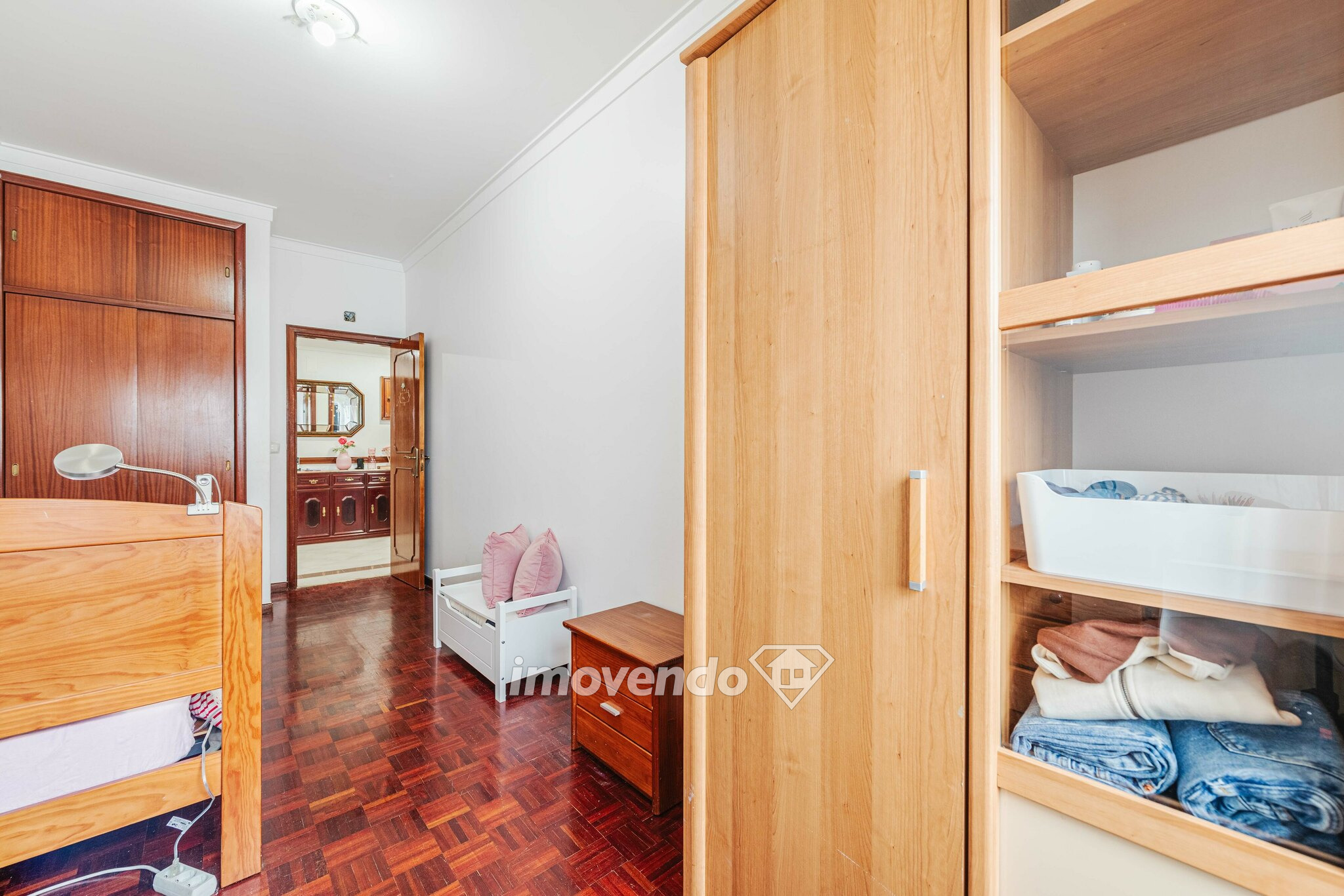Apartamento T3, com áreas amplas e arrecadação, em Queluz de Baixo