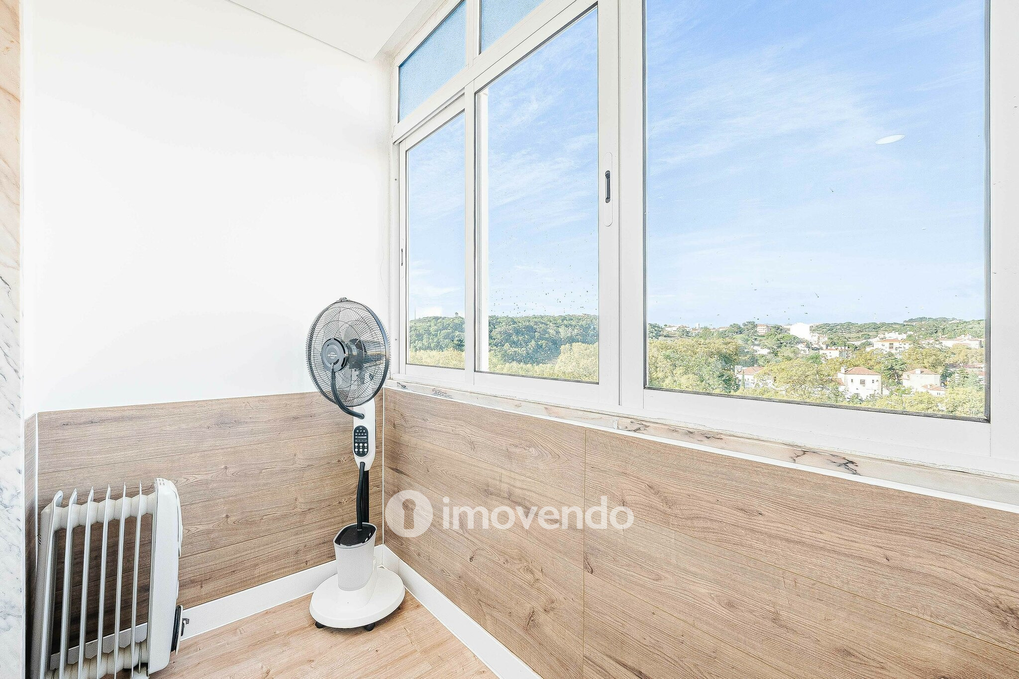 Apartamento T2 totalmente remodelado, com cozinha equipada, em Belas