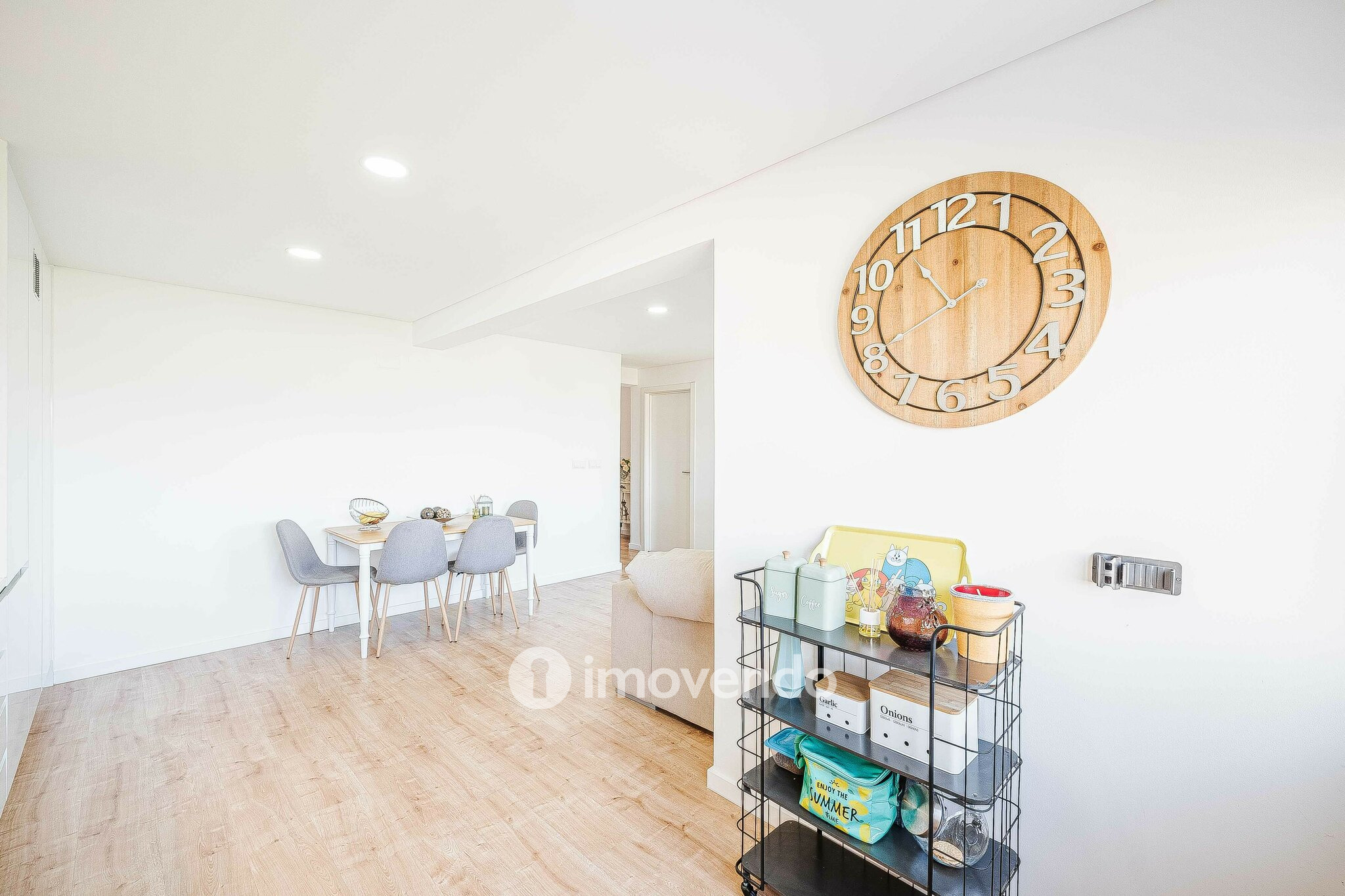 Apartamento T2 totalmente remodelado, com cozinha equipada, em Belas