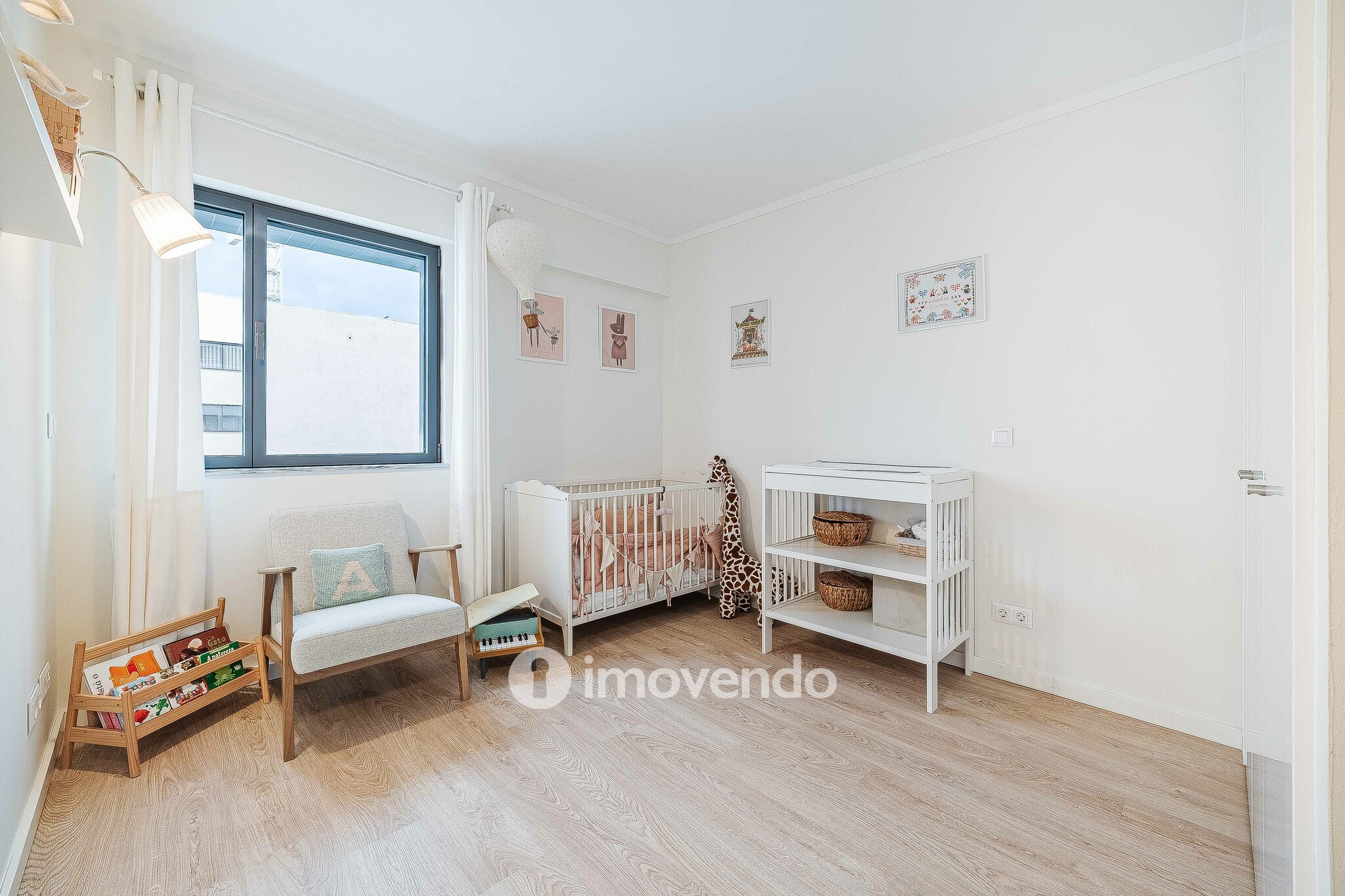 Apartamento T2 moderno, com estacionamento, na Alta de Lisboa