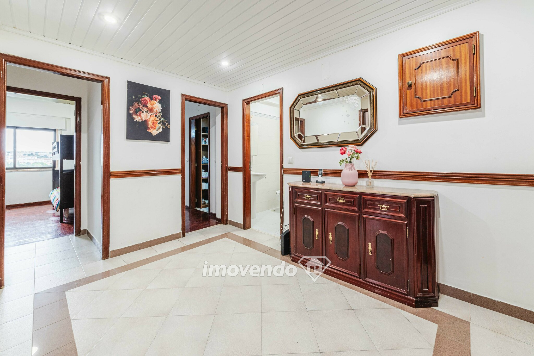 Apartamento T3, com áreas amplas e arrecadação, em Queluz de Baixo