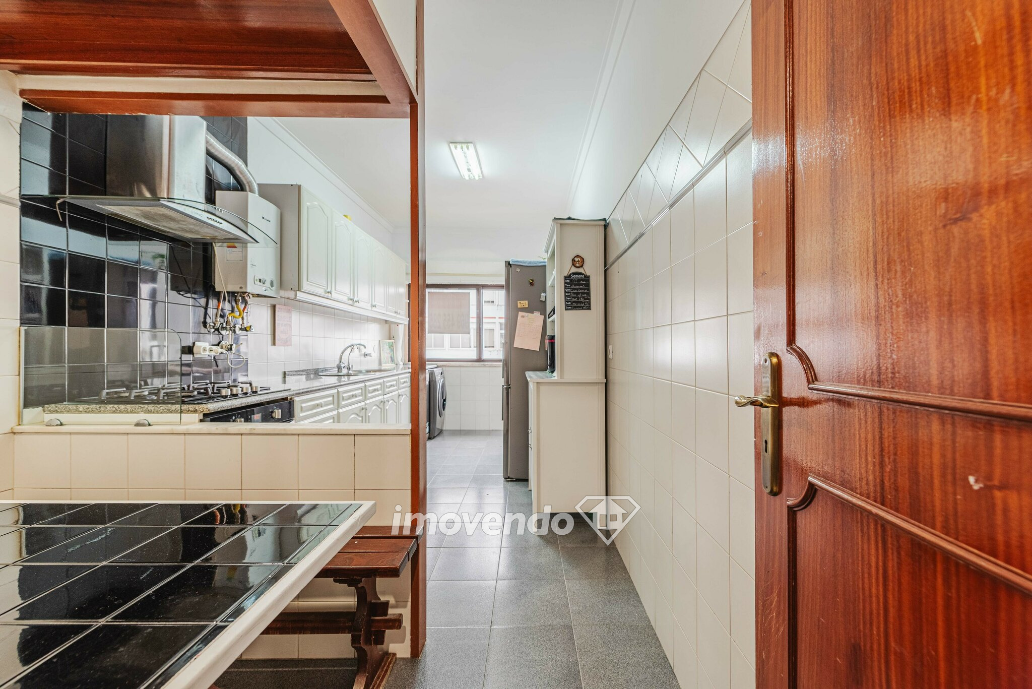 Apartamento T3, com áreas amplas e arrecadação, em Queluz de Baixo