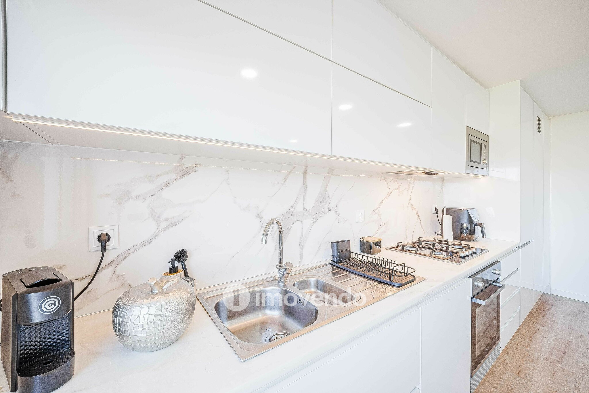 Apartamento T2 totalmente remodelado, com cozinha equipada, em Belas