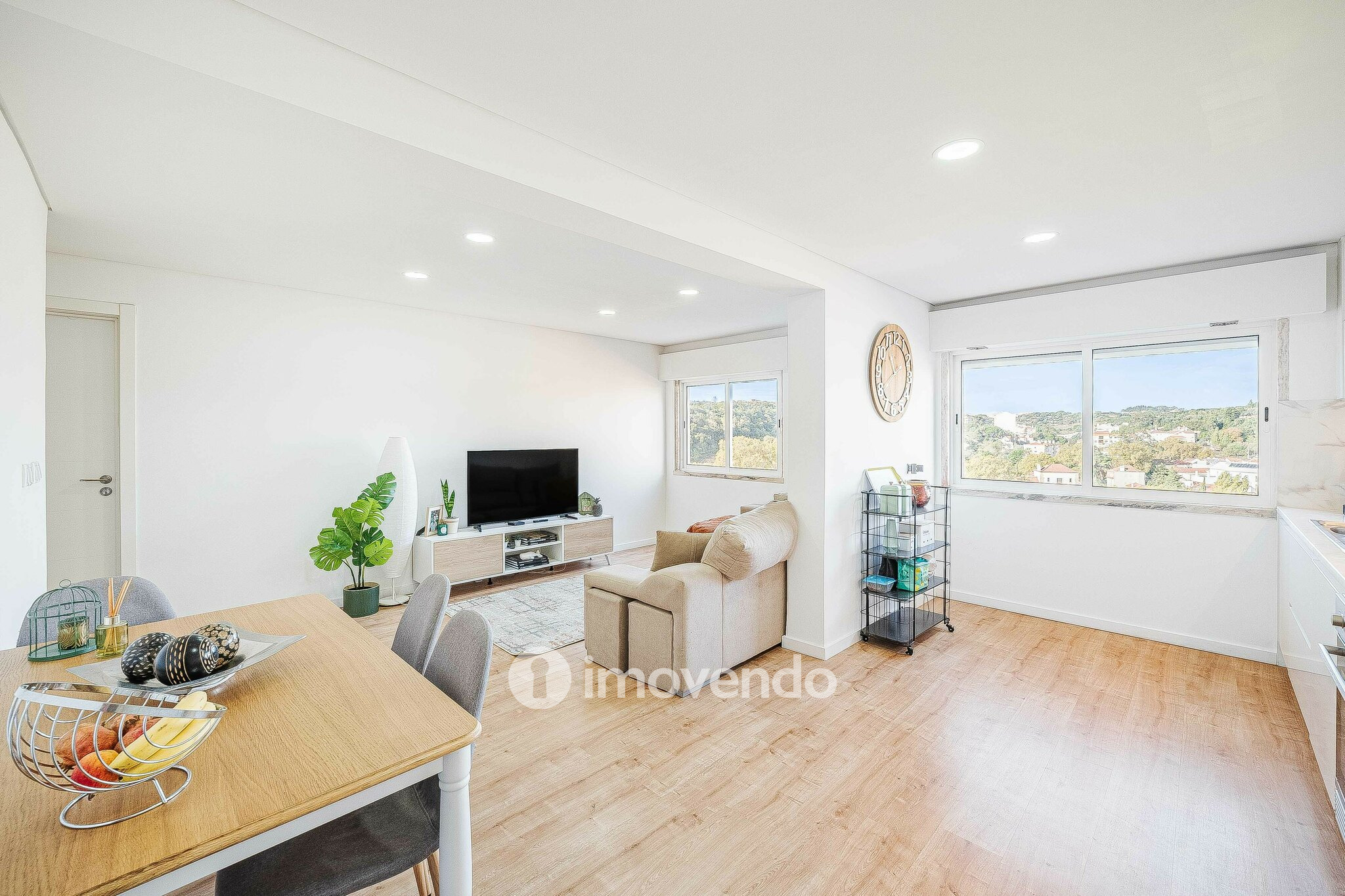 Apartamento T2 totalmente remodelado, com cozinha equipada, em Belas