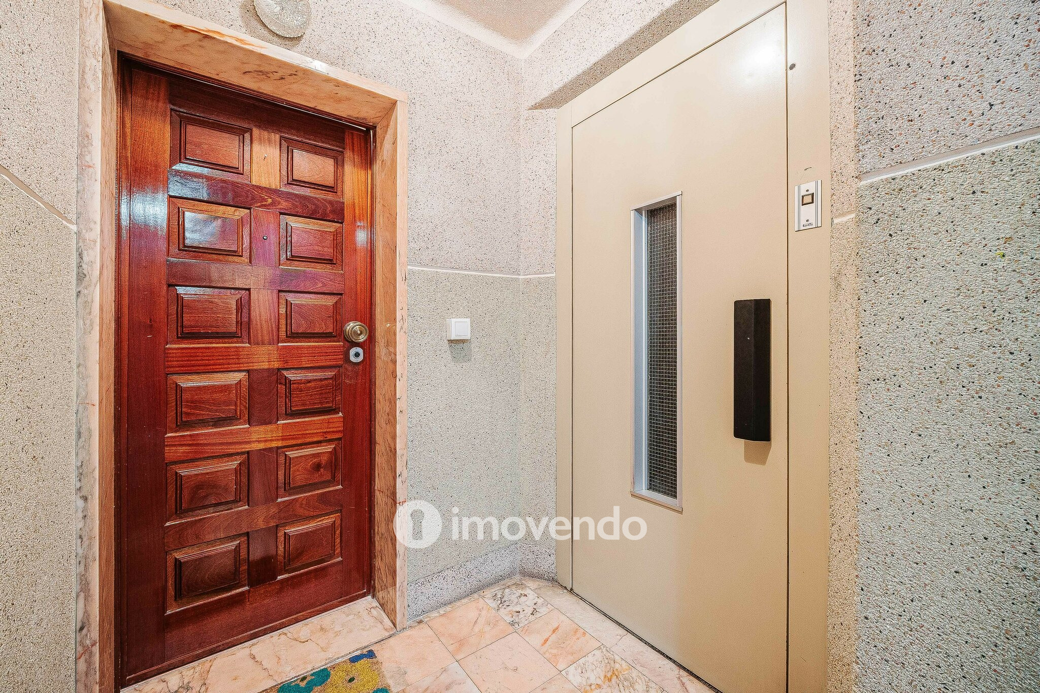Apartamento T2 totalmente remodelado, com cozinha equipada, em Belas