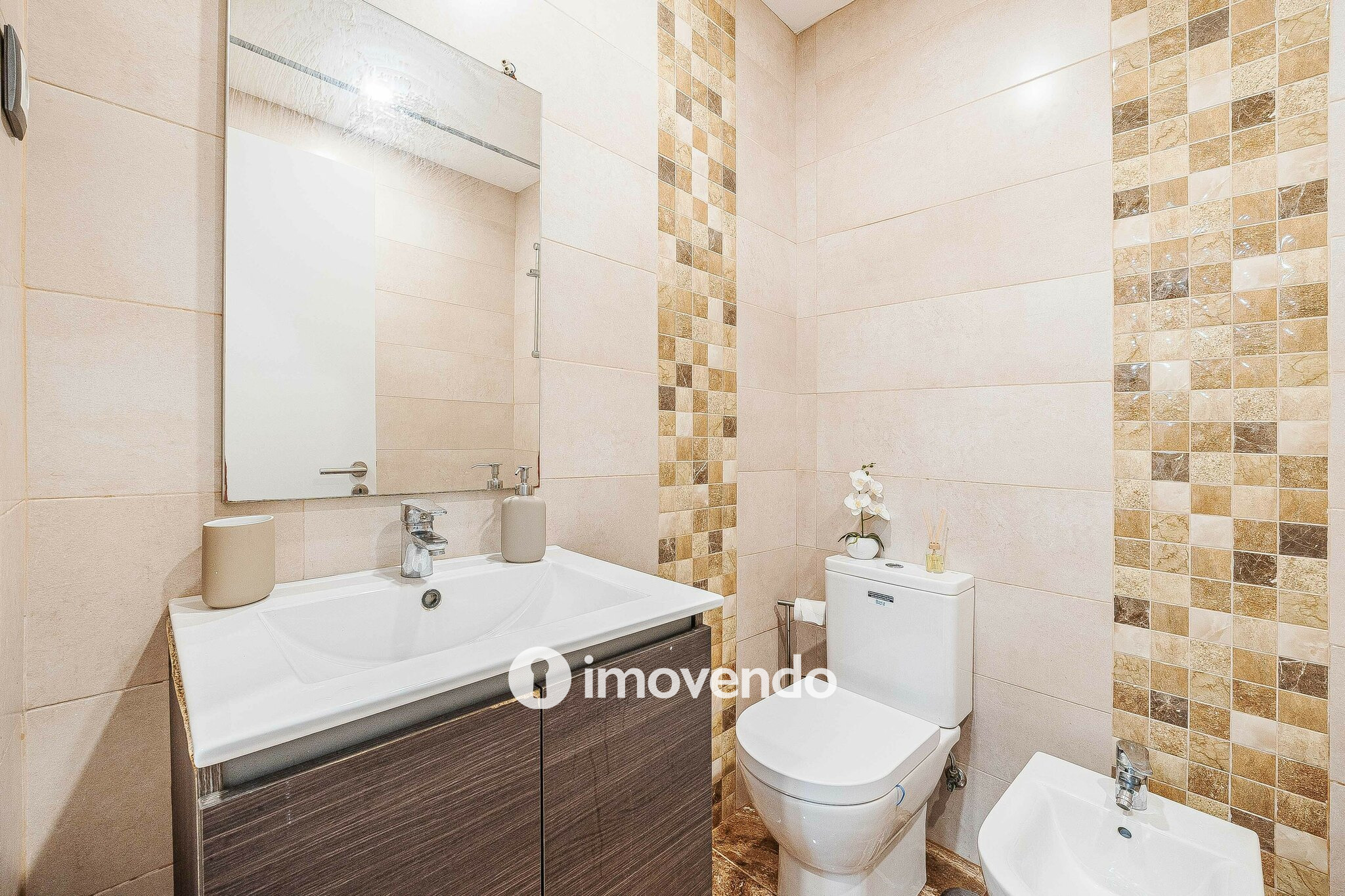 Apartamento T3+1, com áreas generosas, no Laranjeiro