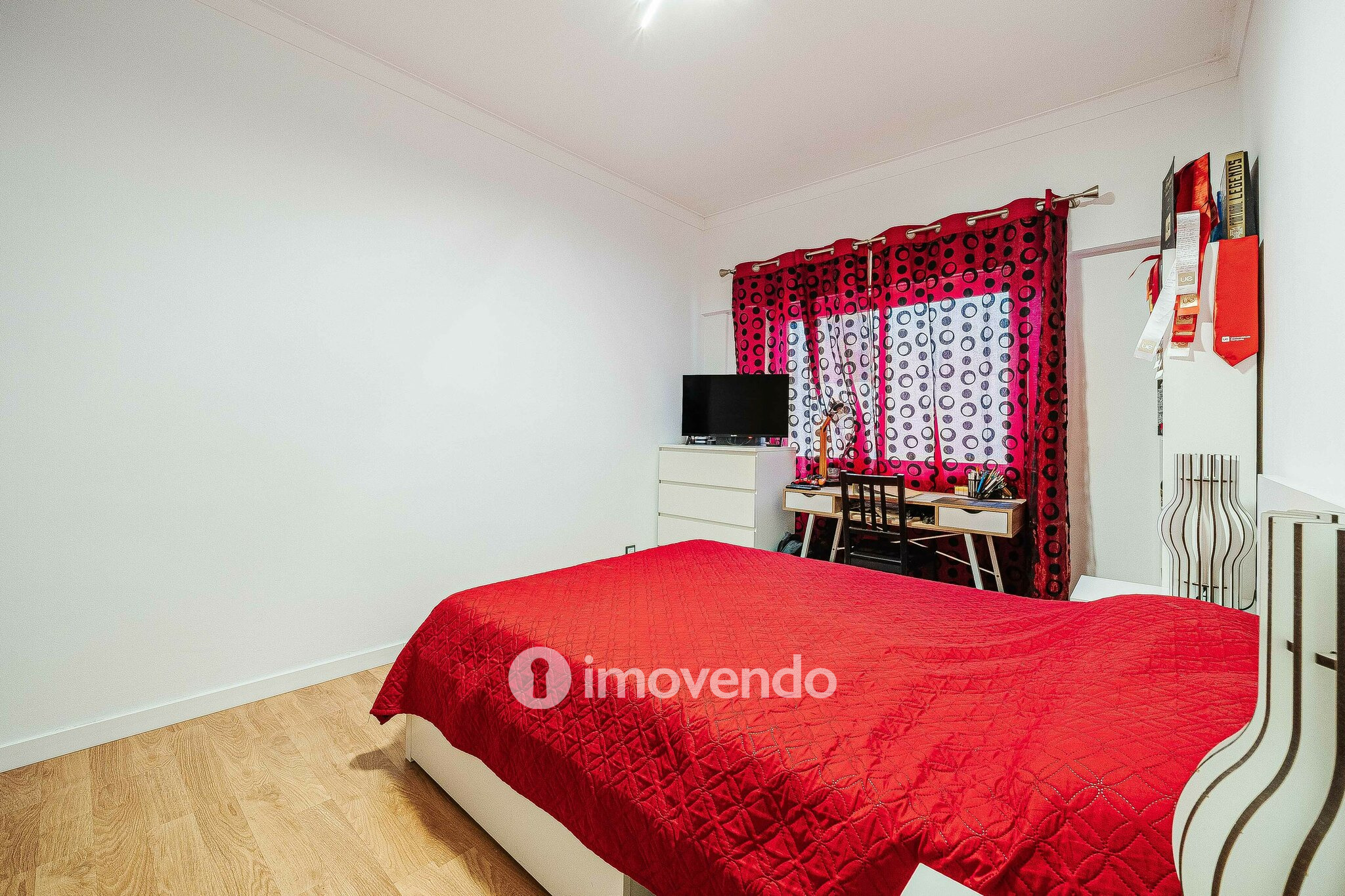 Apartamento T3+1, com áreas generosas, no Laranjeiro