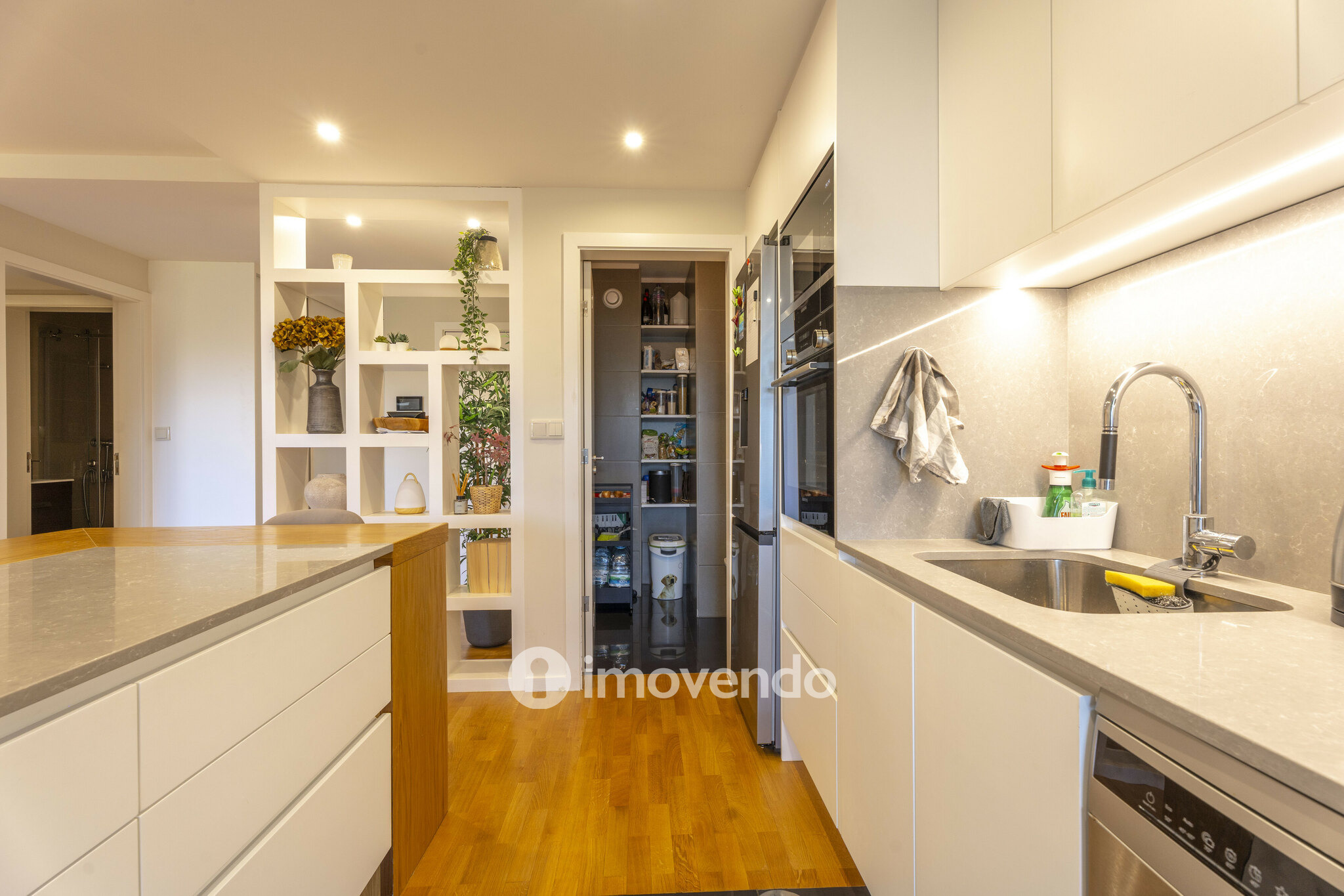 Apartamento T3 moderno, com estacionamento, na Foz do Douro