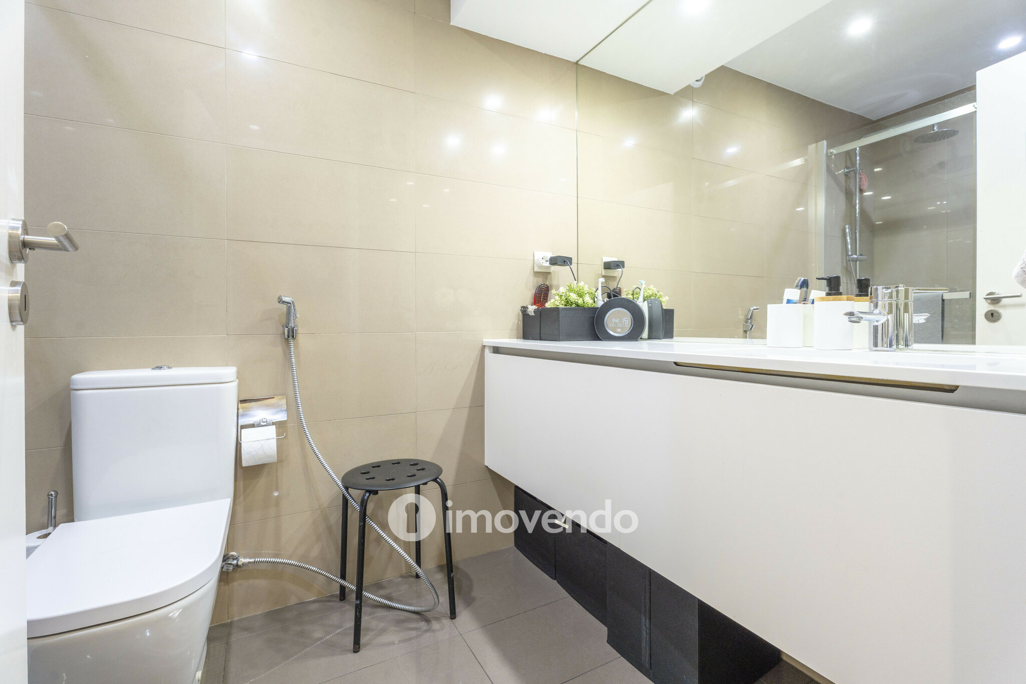 Apartamento T3 moderno, com estacionamento, na Foz do Douro