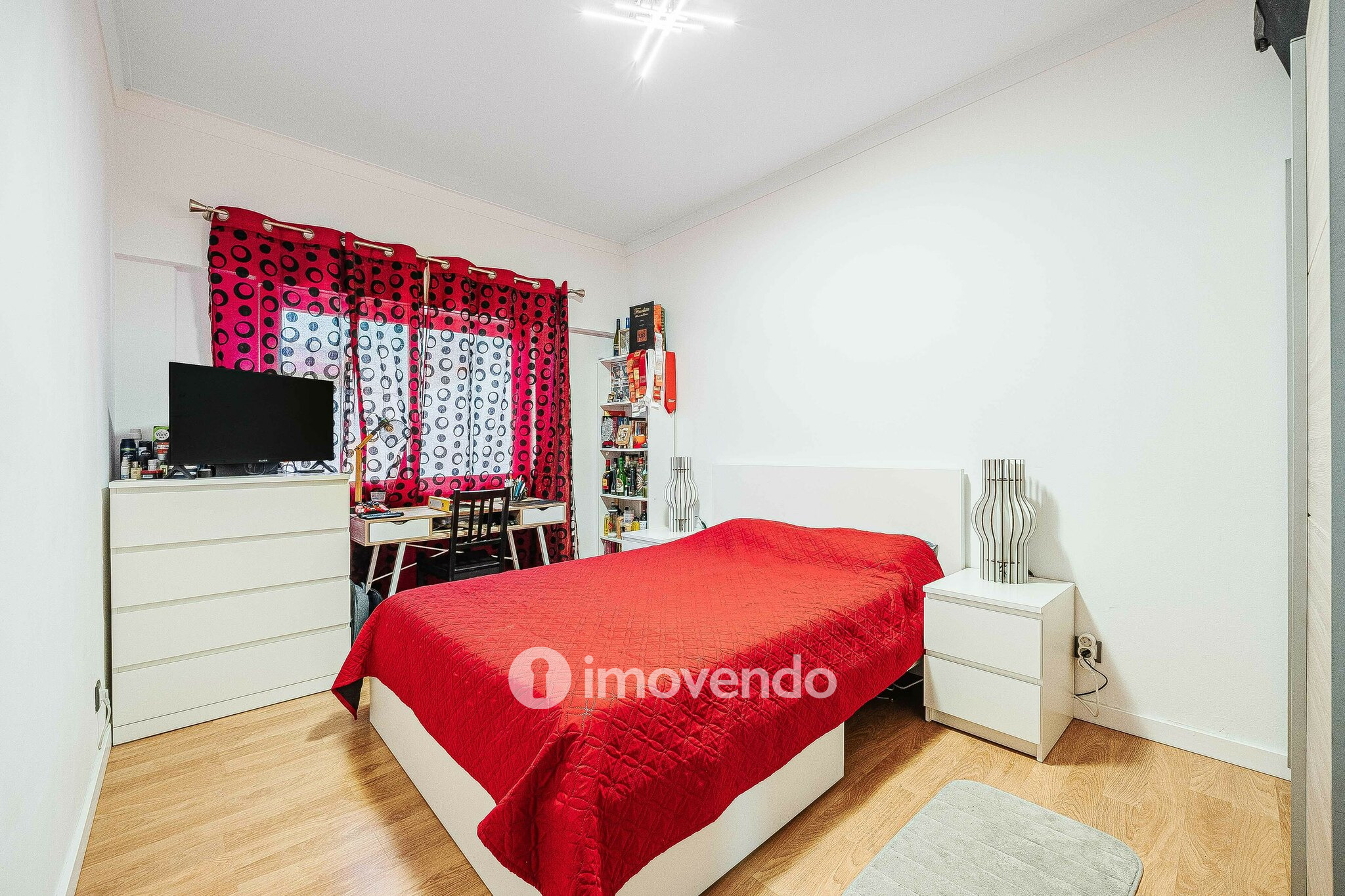 Apartamento T3+1, com áreas generosas, no Laranjeiro