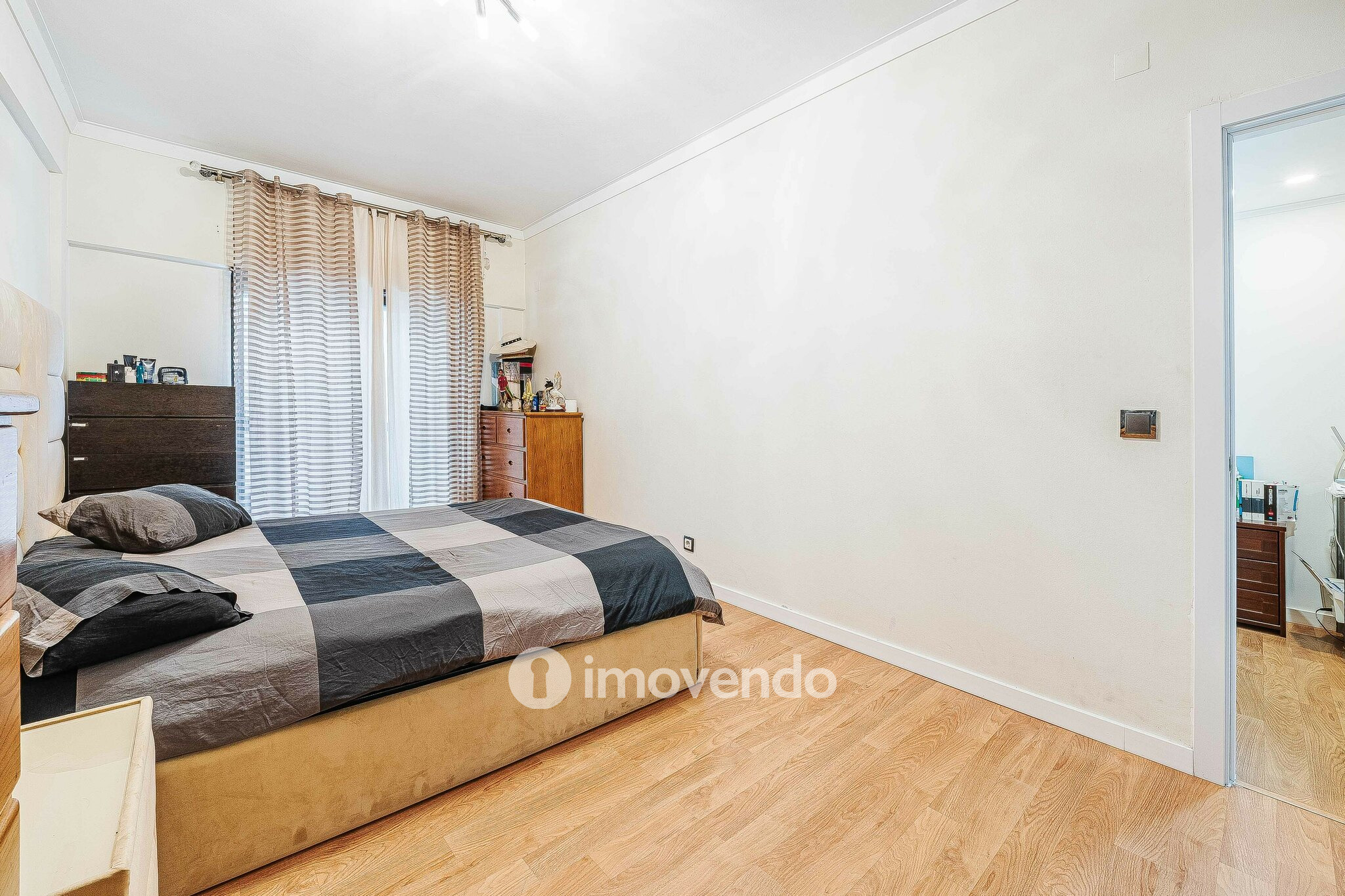 Apartamento T3+1, com áreas generosas, no Laranjeiro