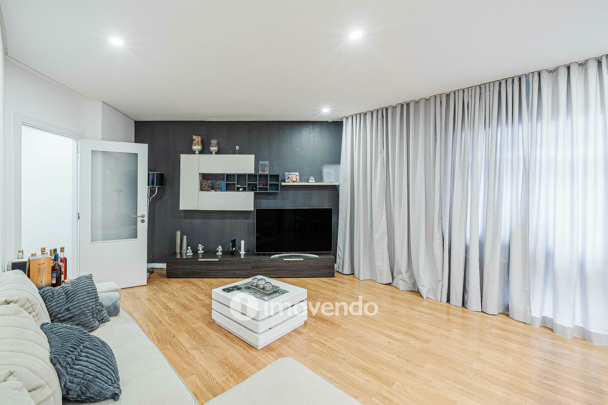 Apartamento T3+1, com áreas generosas, no Laranjeiro