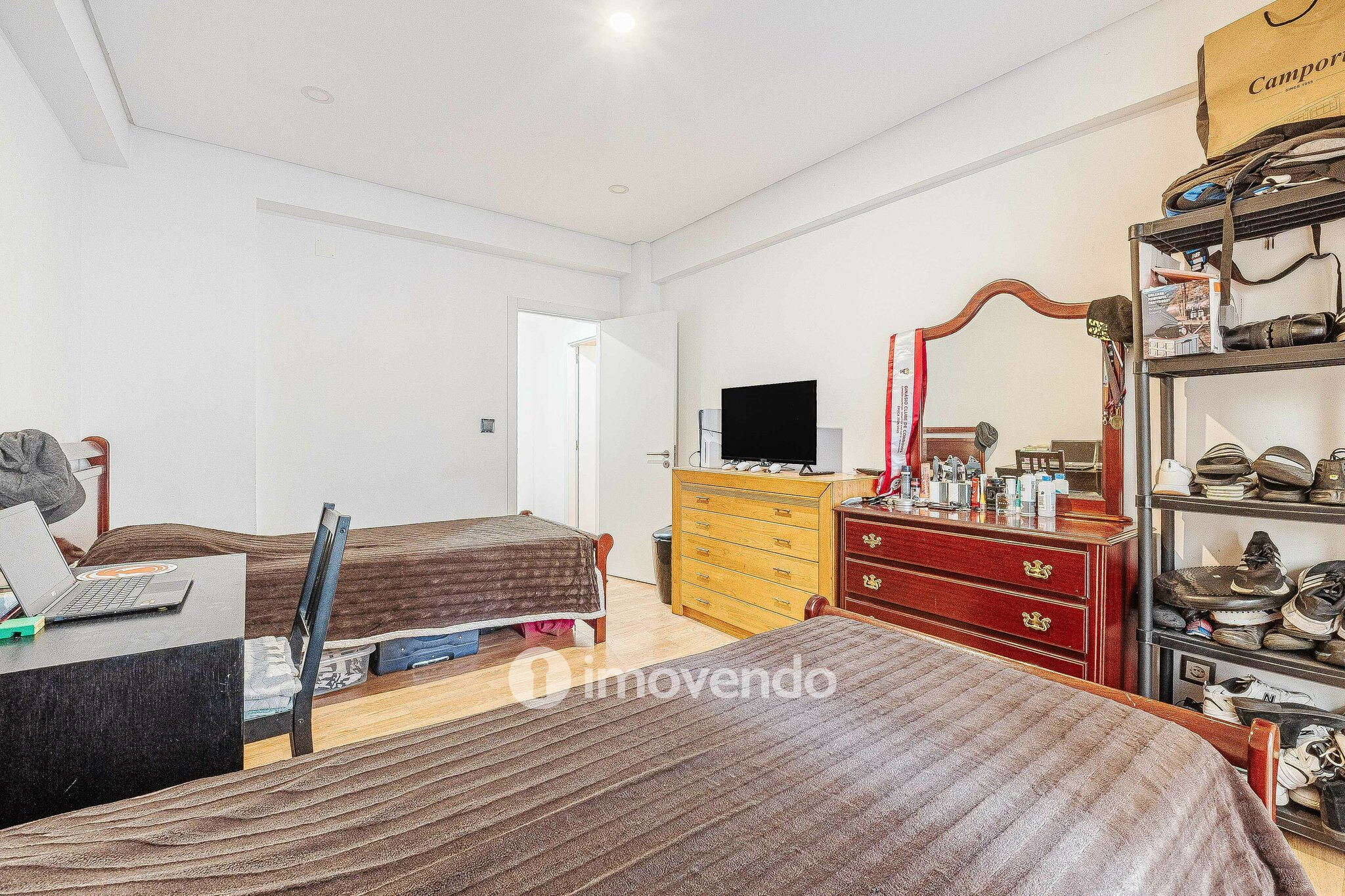 Apartamento T3+1, com áreas generosas, no Laranjeiro