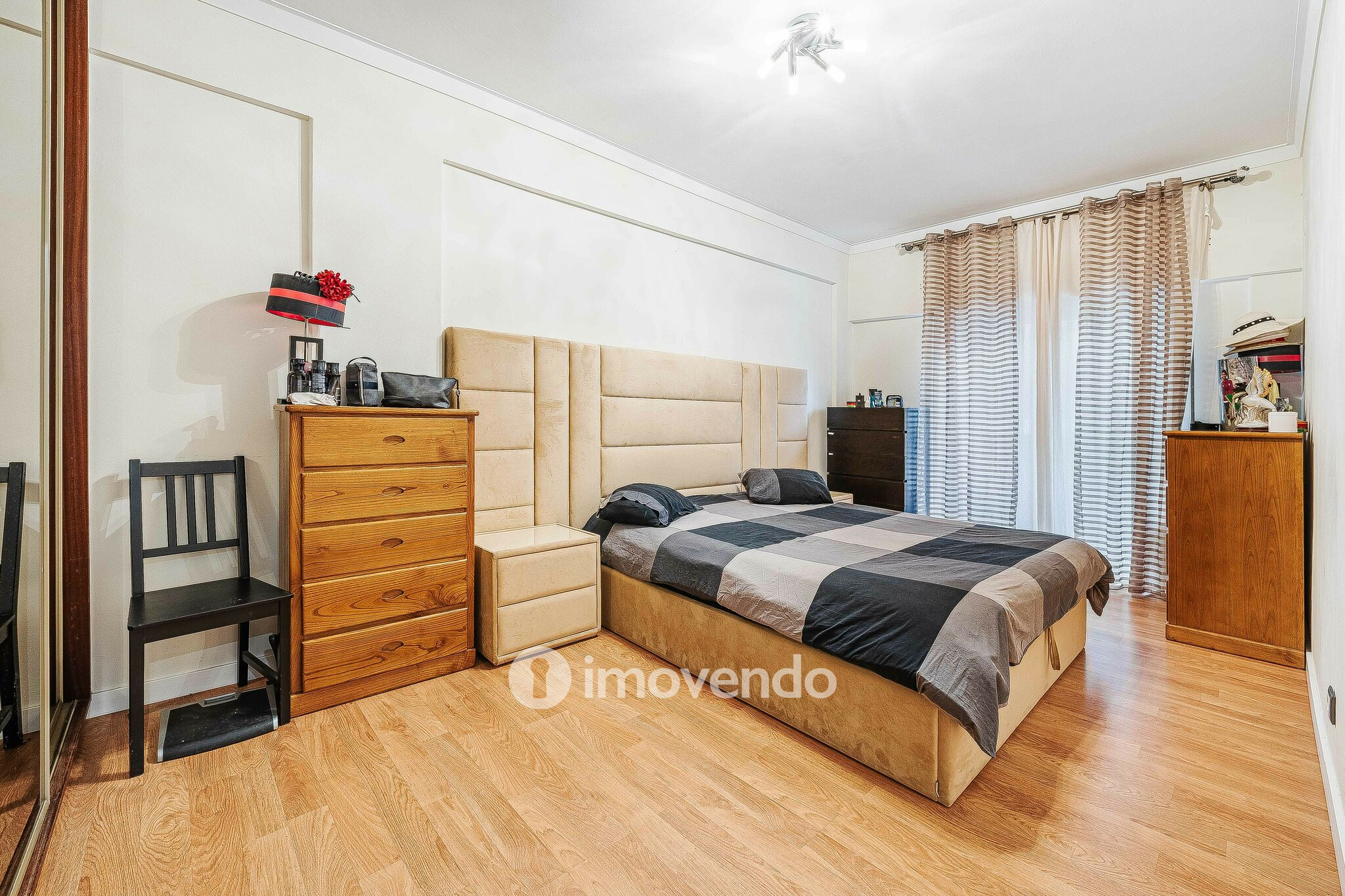 Apartamento T3+1, com áreas generosas, no Laranjeiro