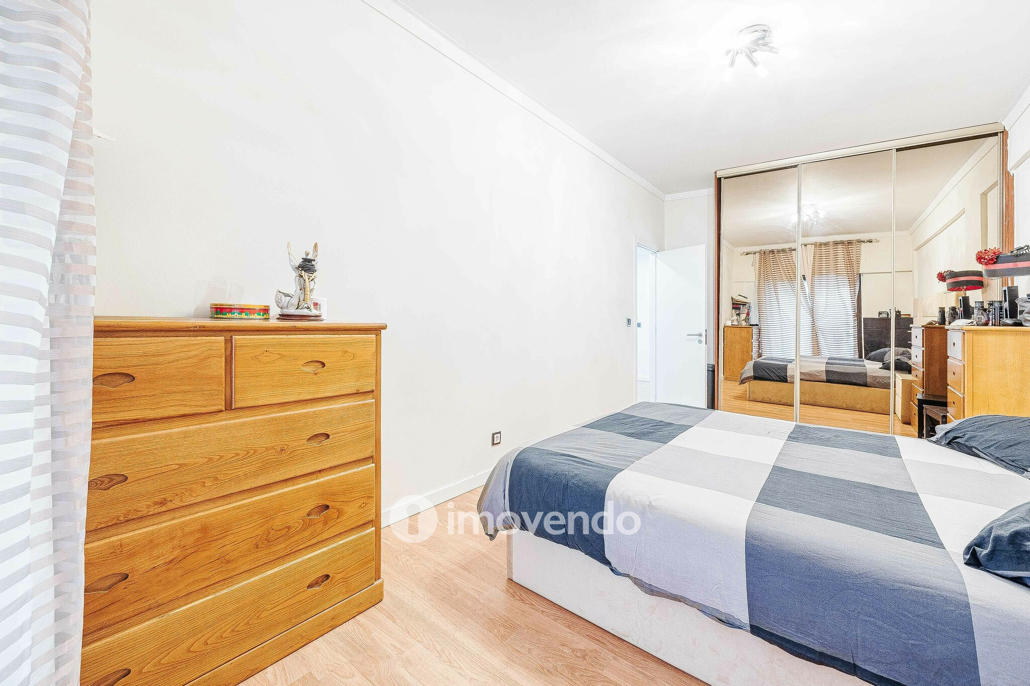 Apartamento T3+1, com áreas generosas, no Laranjeiro