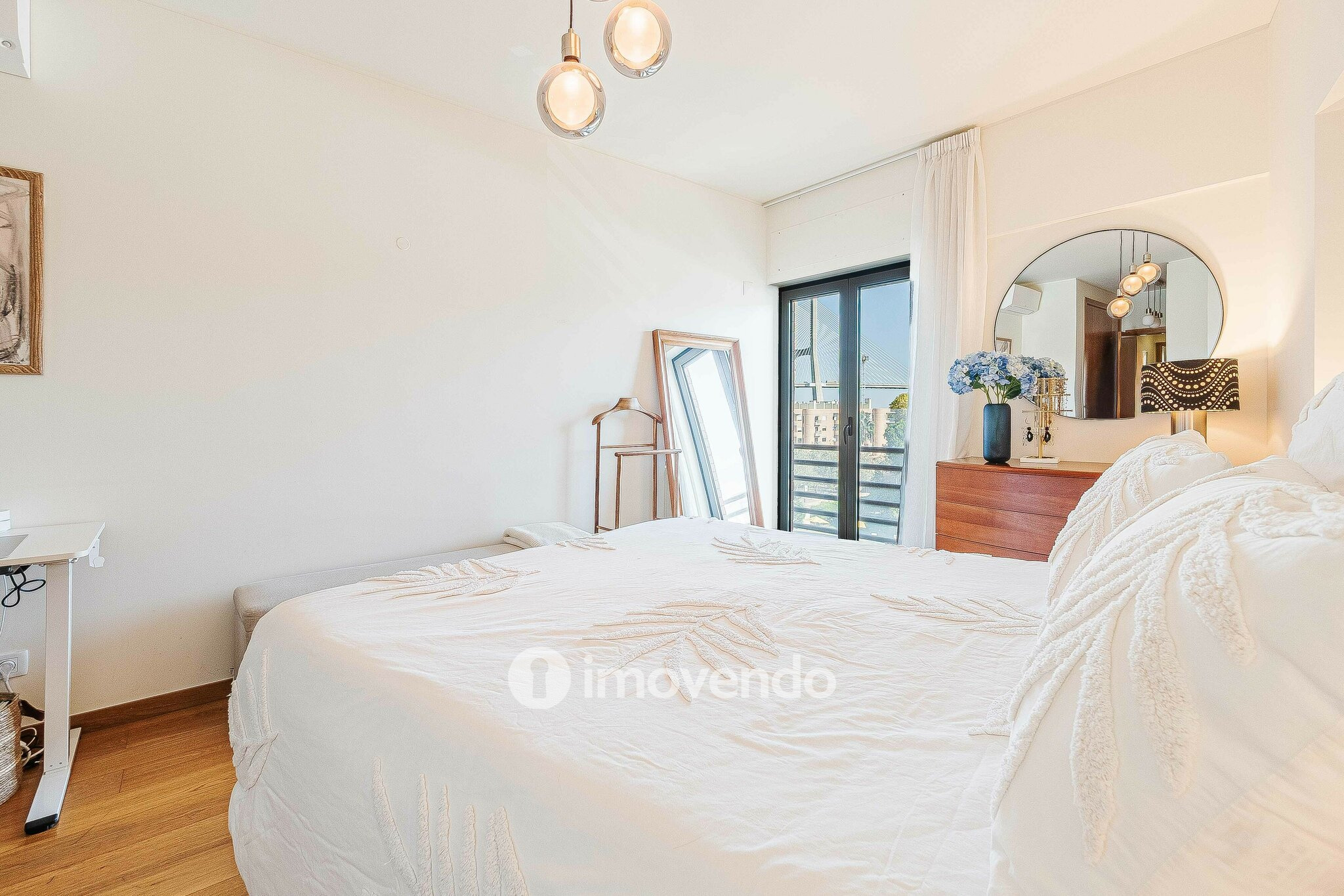 Apartamento T3 com estacionamento no Parque das Nações