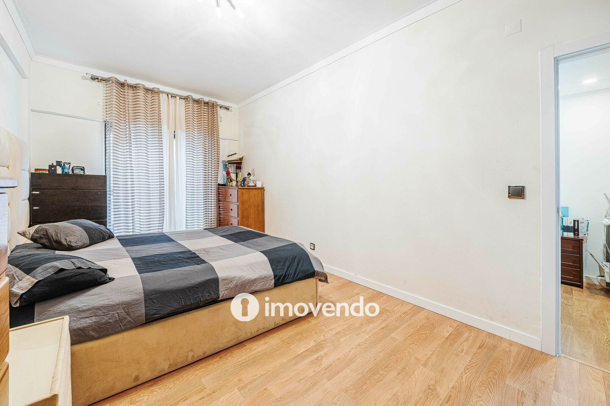 Apartamento T3+1, com áreas generosas, no Laranjeiro