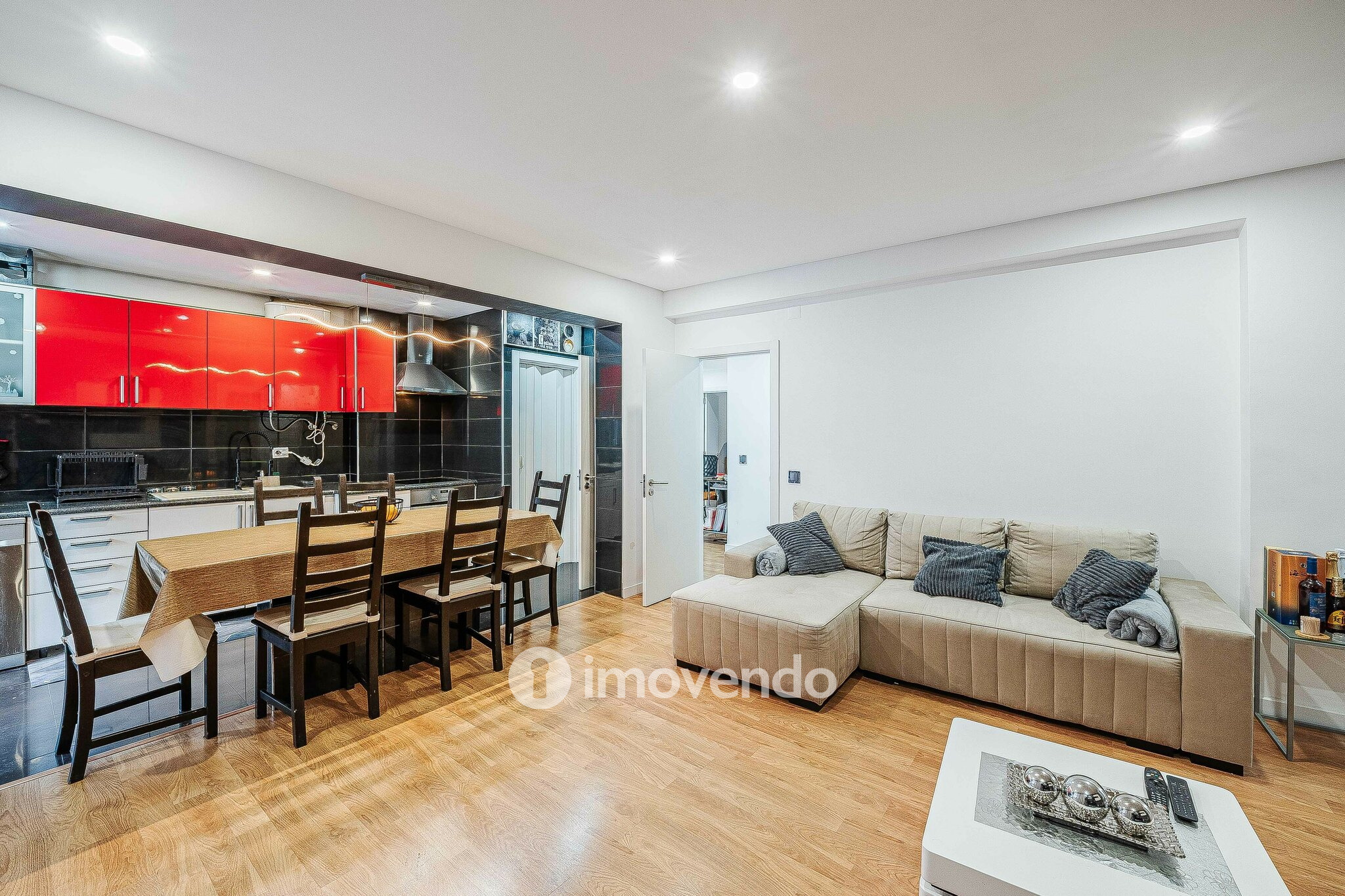 Apartamento T3+1, com áreas generosas, no Laranjeiro