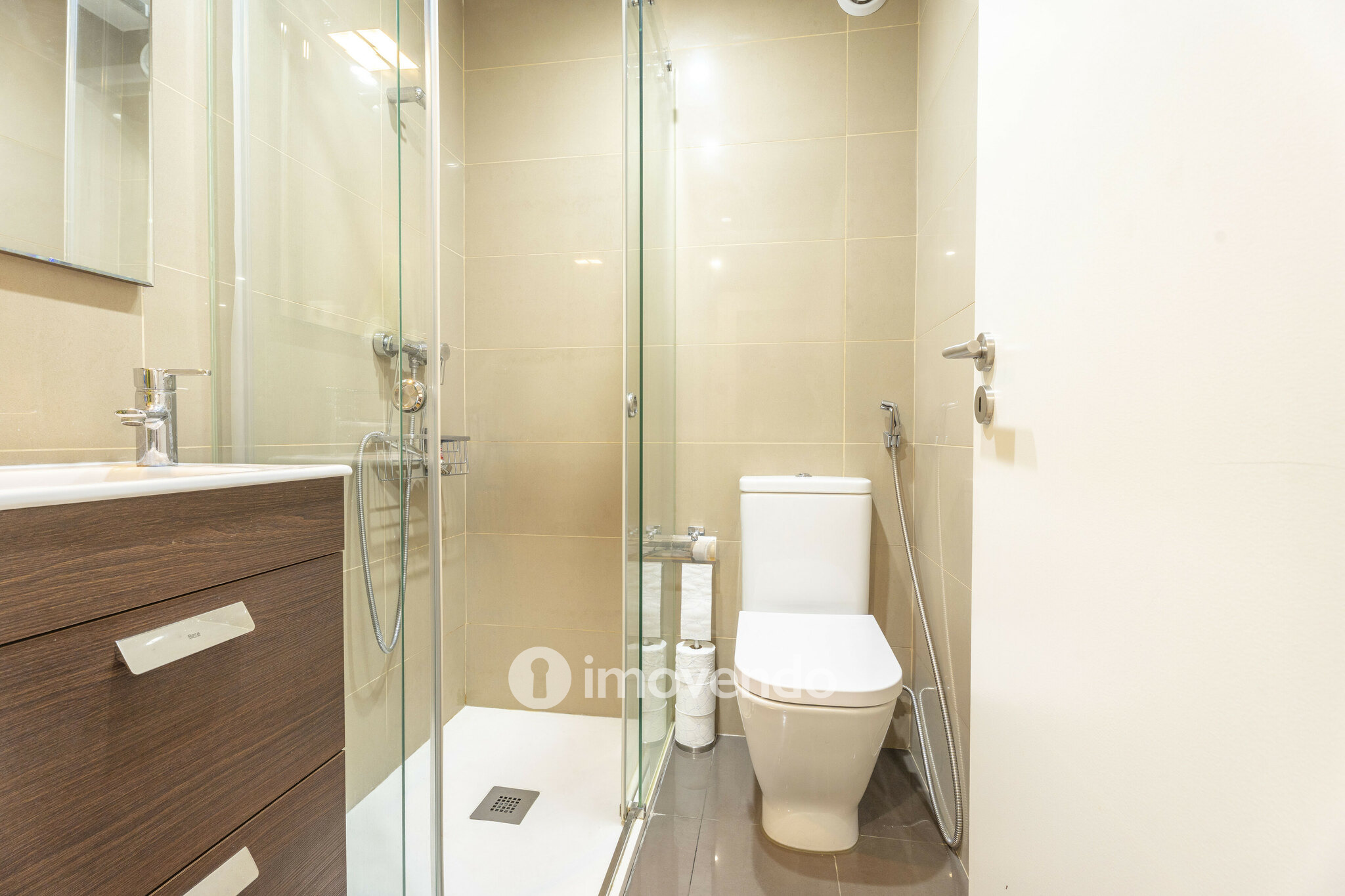 Apartamento T3 moderno, com estacionamento, na Foz do Douro