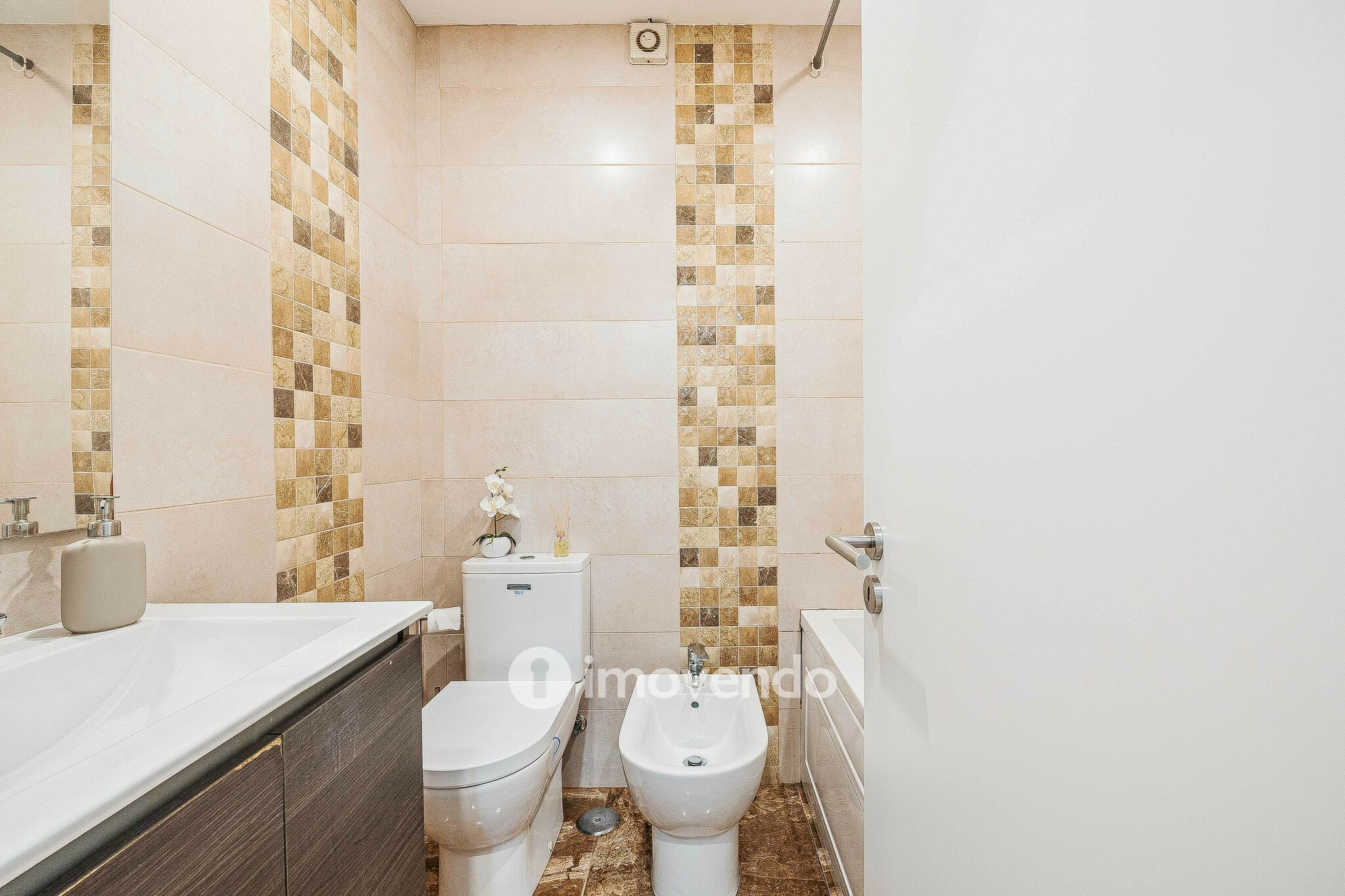 Apartamento T3+1, com áreas generosas, no Laranjeiro
