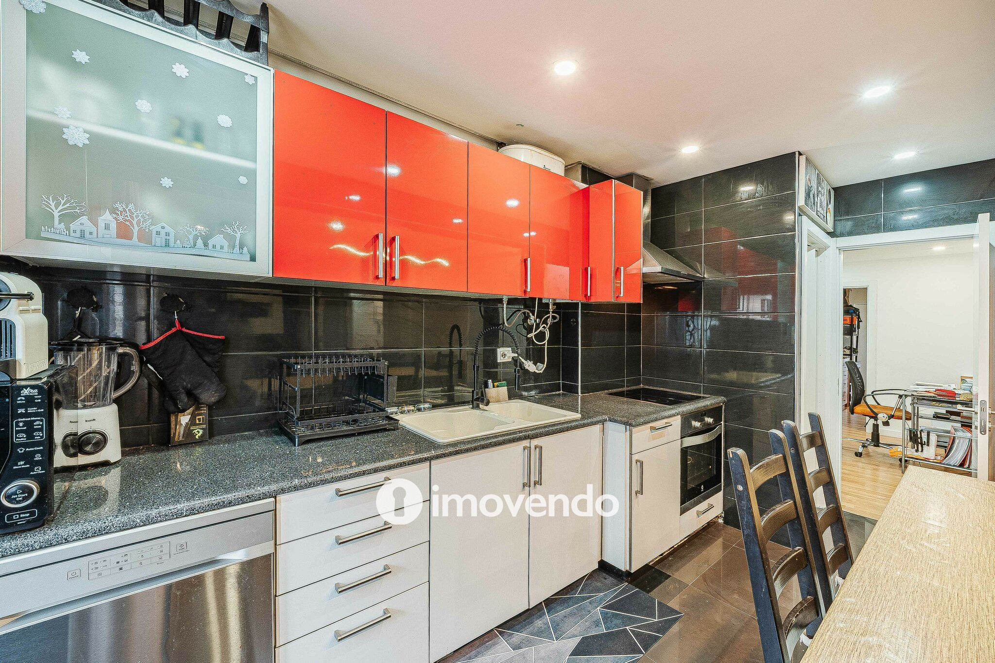 Apartamento T3+1, com áreas generosas, no Laranjeiro