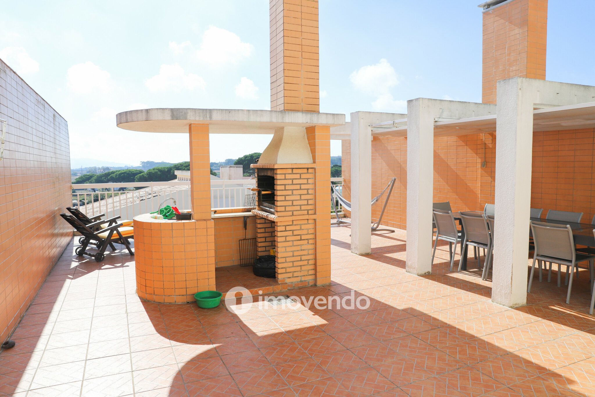 Moradia remodelada T3+3, em condomínio com piscina, na Terrugem