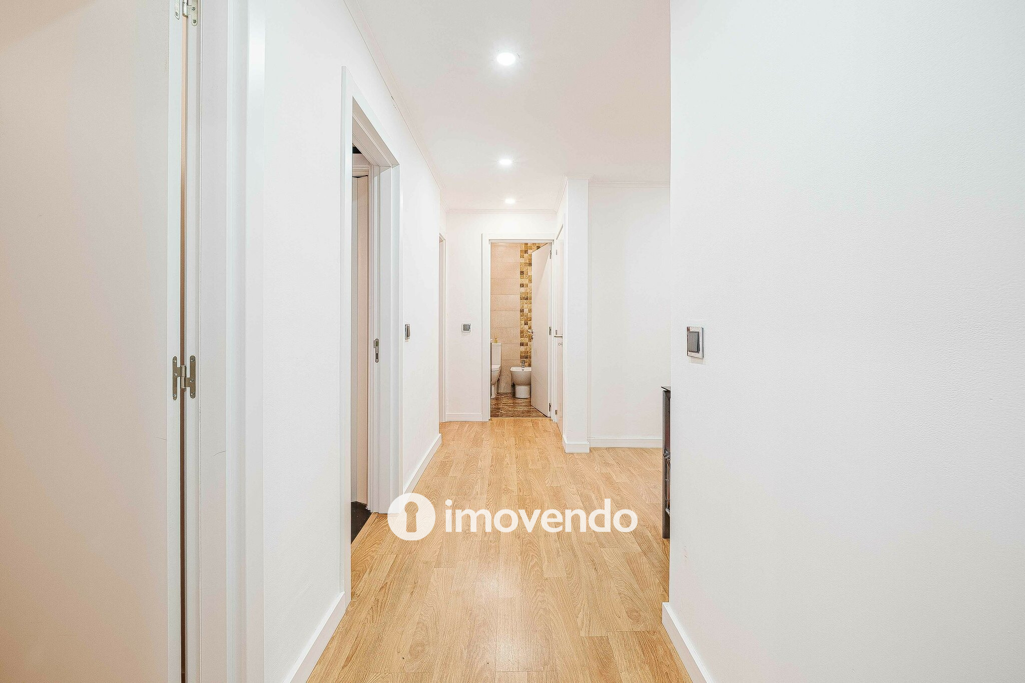 Apartamento T3+1, com áreas generosas, no Laranjeiro