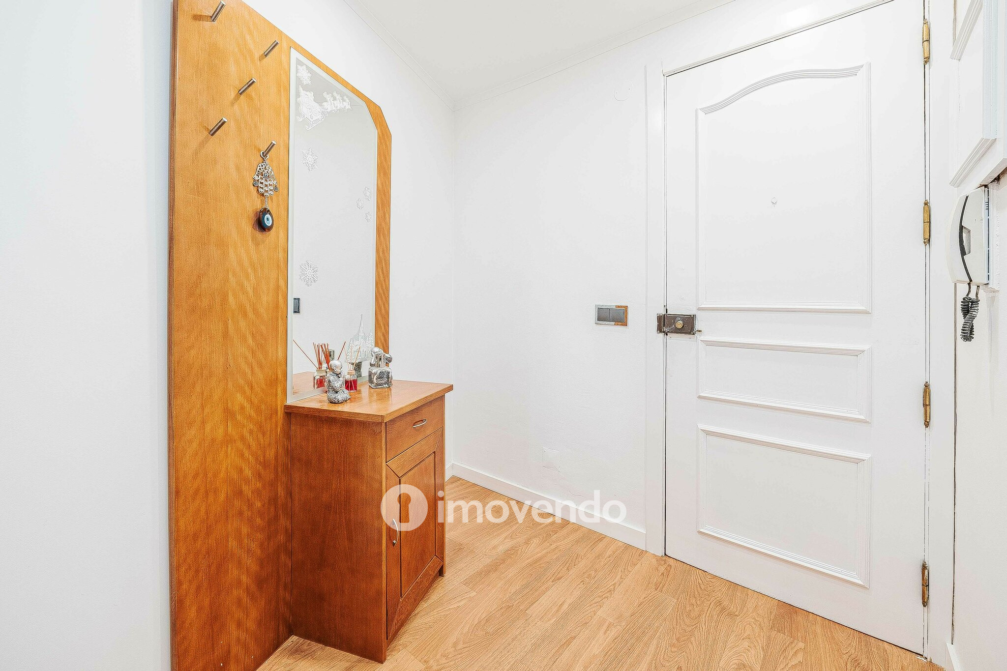 Apartamento T3+1, com áreas generosas, no Laranjeiro