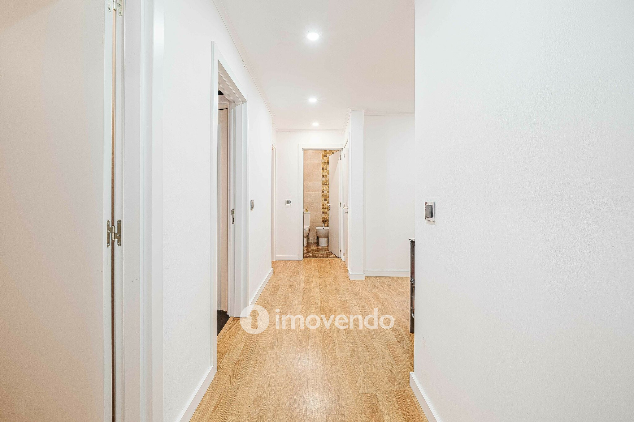 Apartamento T3+1, com áreas generosas, no Laranjeiro