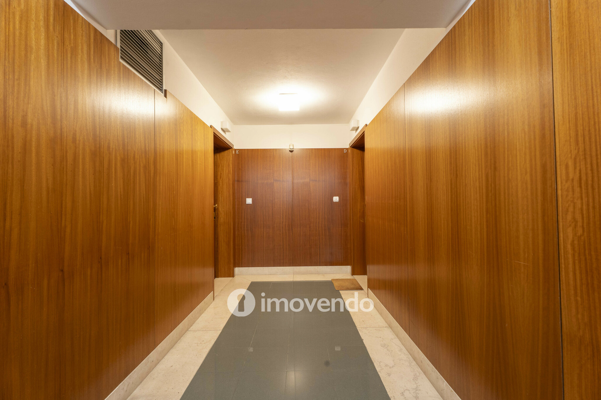 Apartamento T3 moderno, com estacionamento, na Foz do Douro