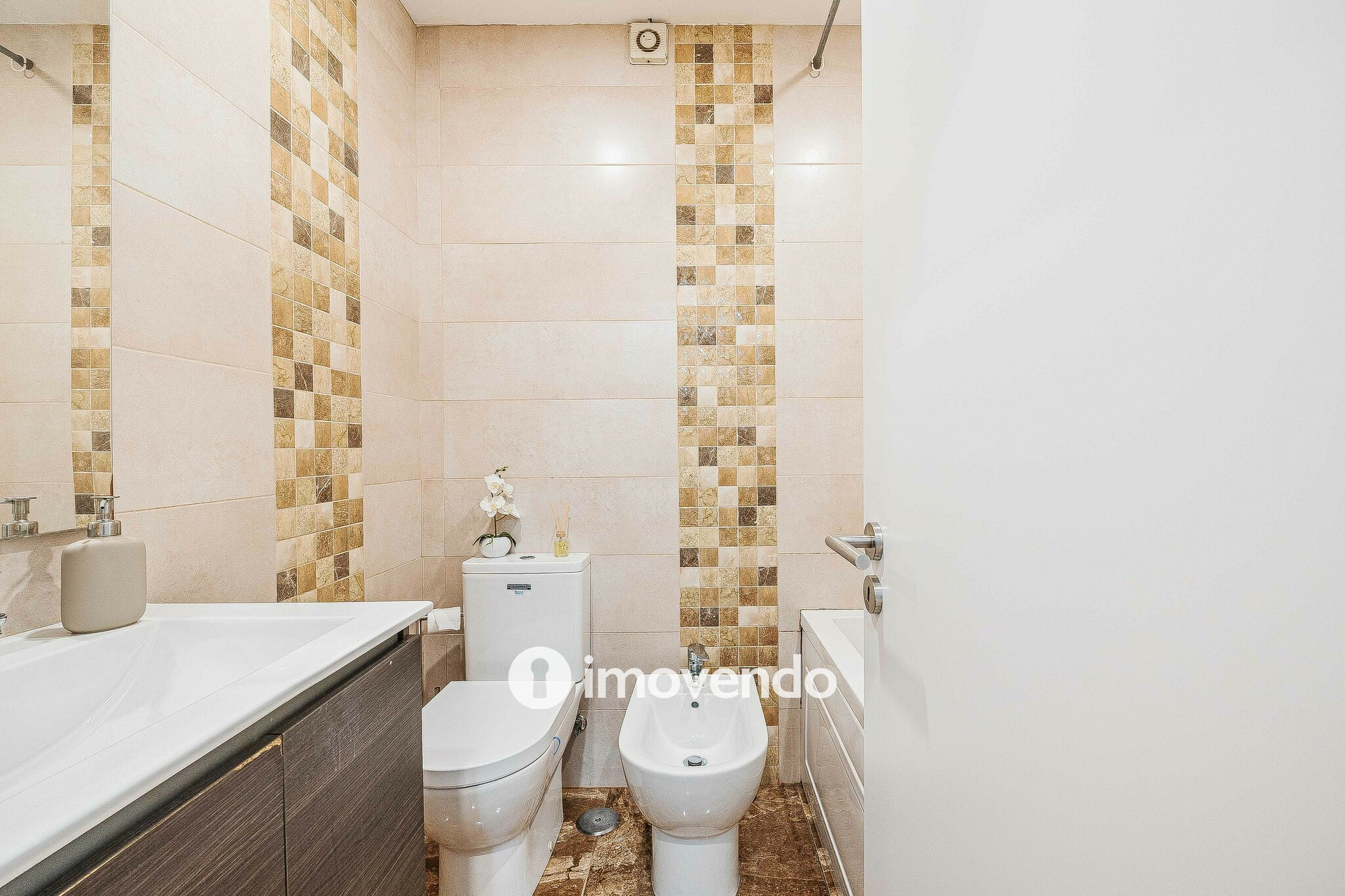 Apartamento T3+1, com áreas generosas, no Laranjeiro
