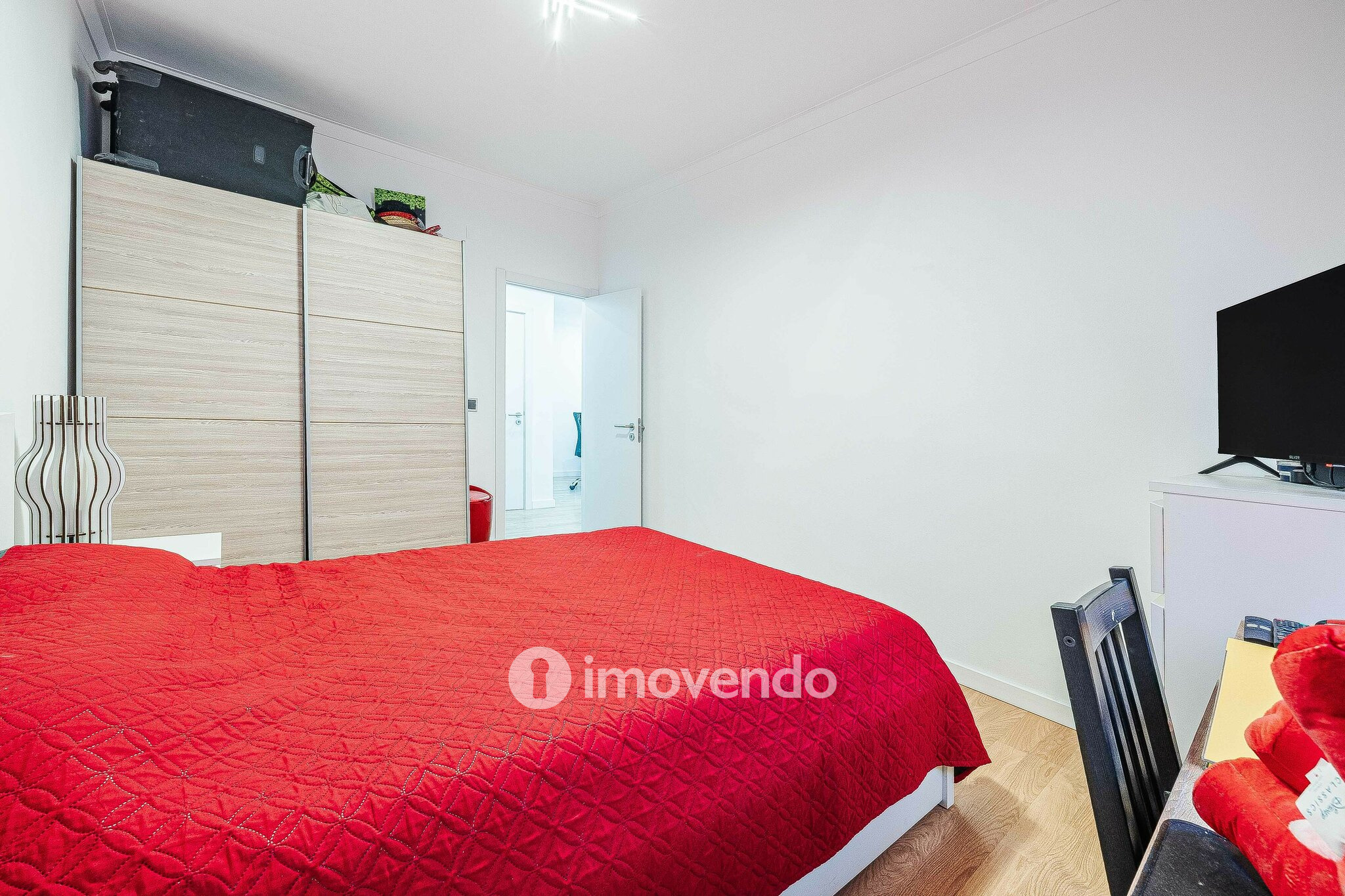 Apartamento T3+1, com áreas generosas, no Laranjeiro