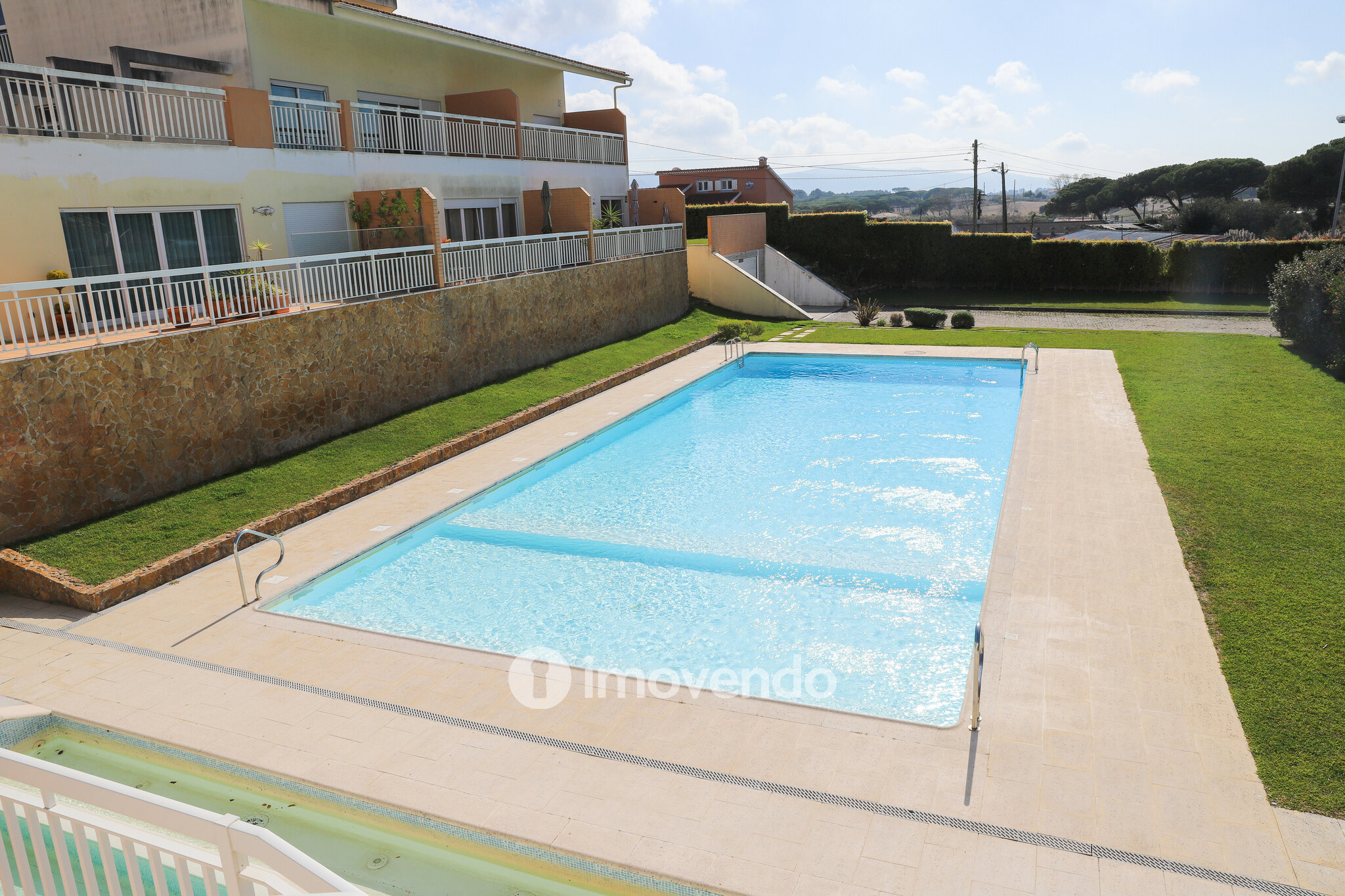 Moradia remodelada T3+3, em condomínio com piscina, na Terrugem