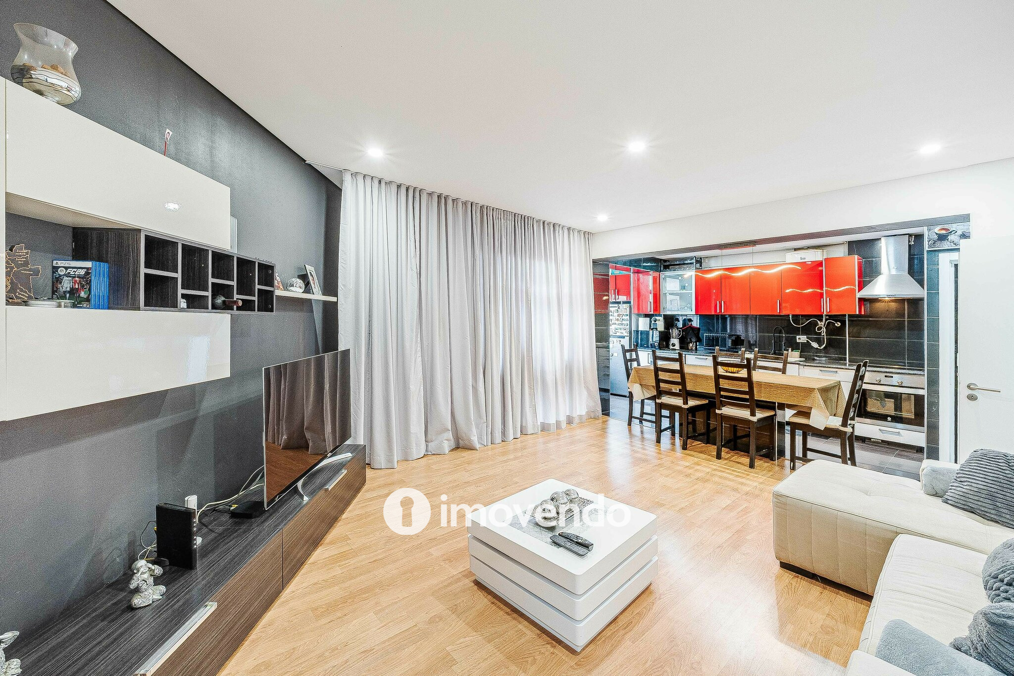 Apartamento T3+1, com áreas generosas, no Laranjeiro