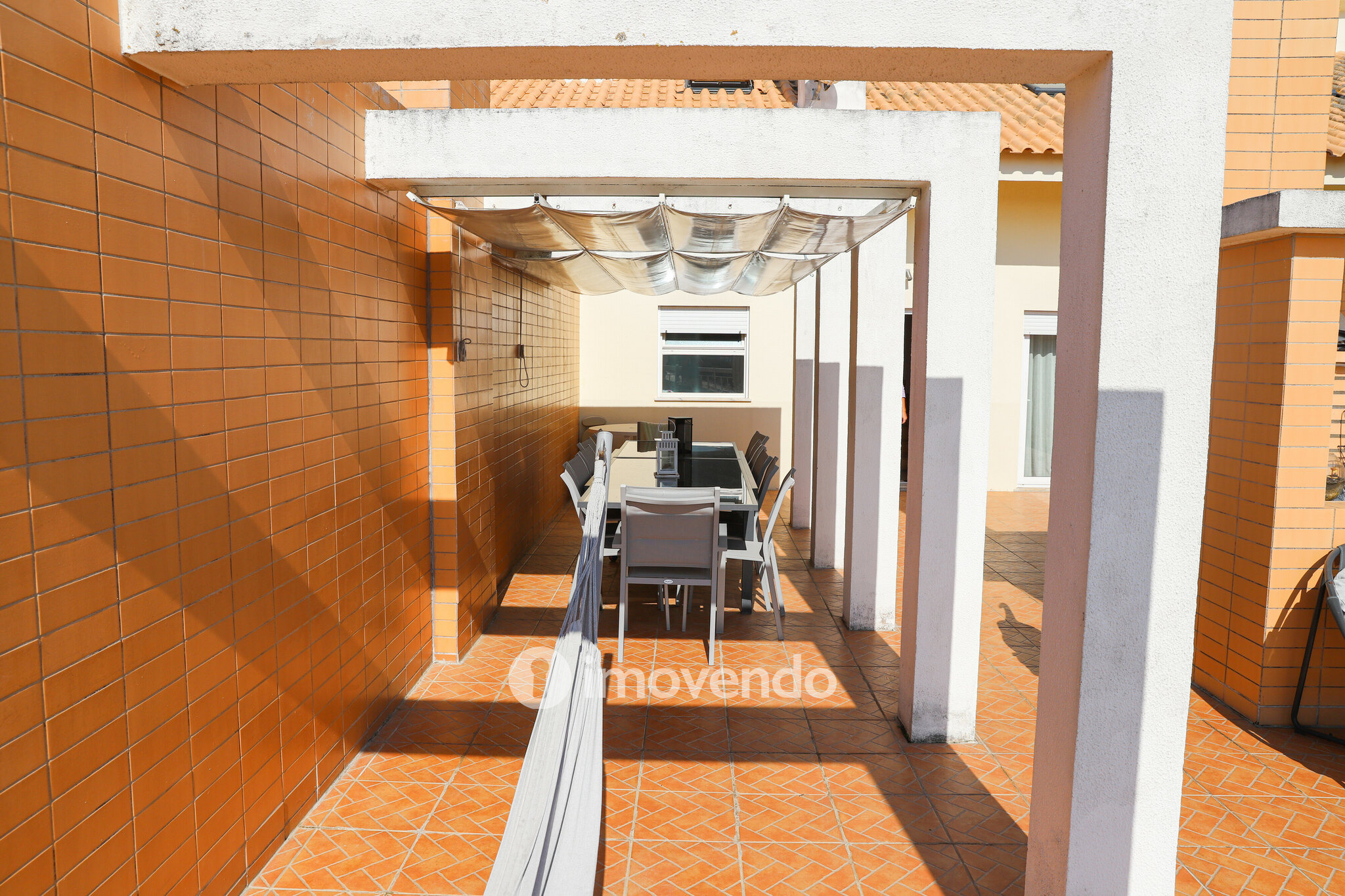 Moradia remodelada T3+3, em condomínio com piscina, na Terrugem